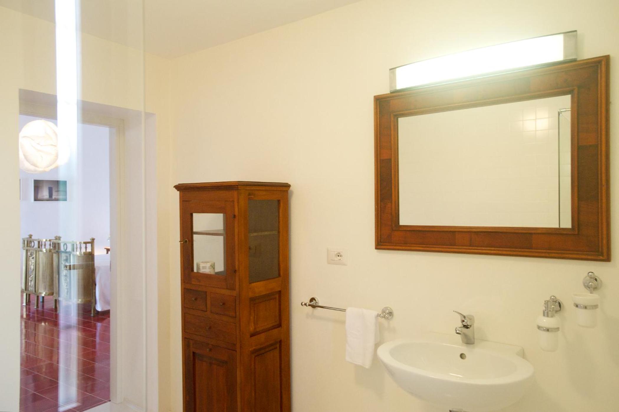 Deluxe Double Room with Balcony and Sea View - Photo 8