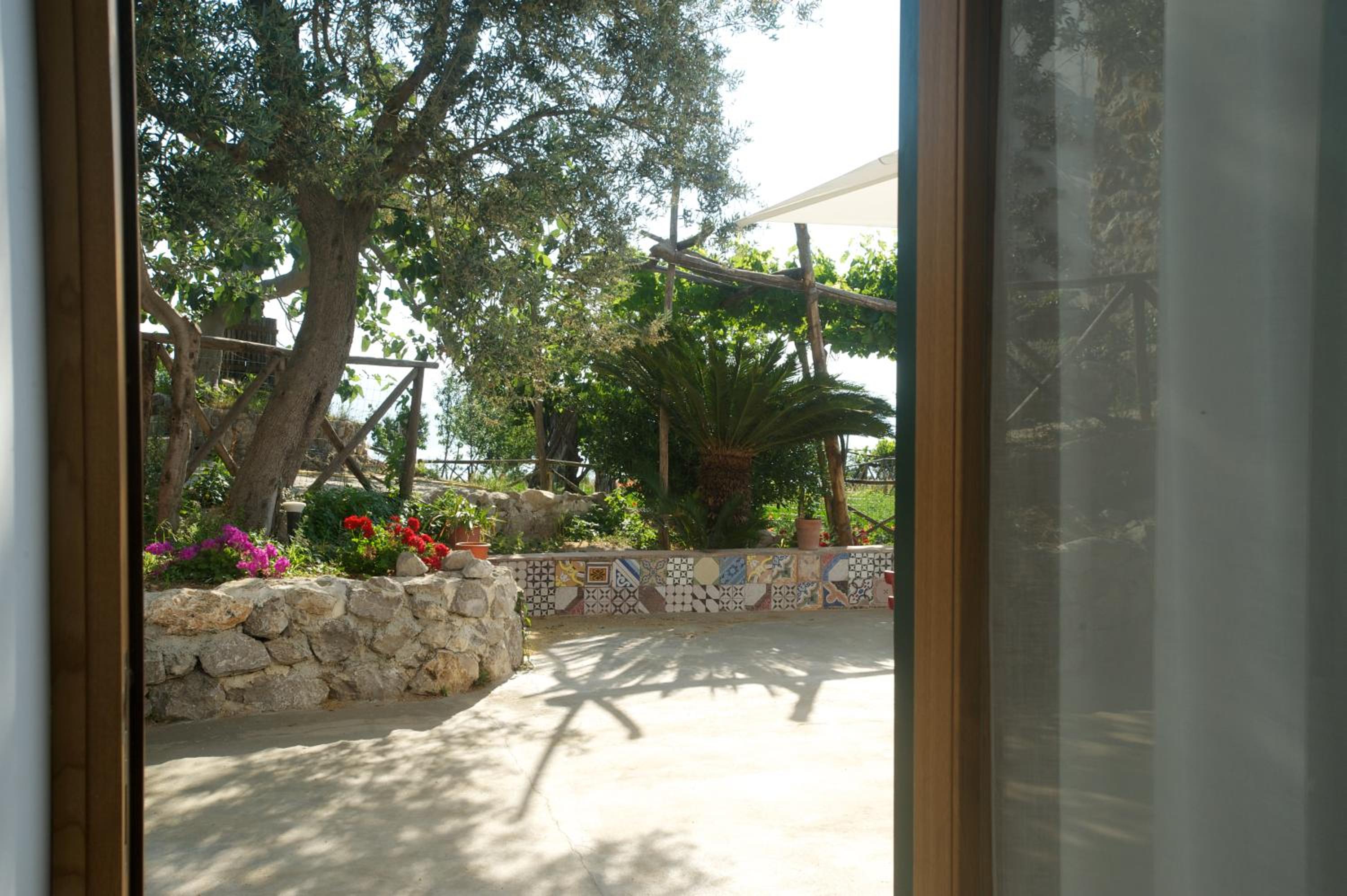 Deluxe Double Room with Balcony - Photo 7