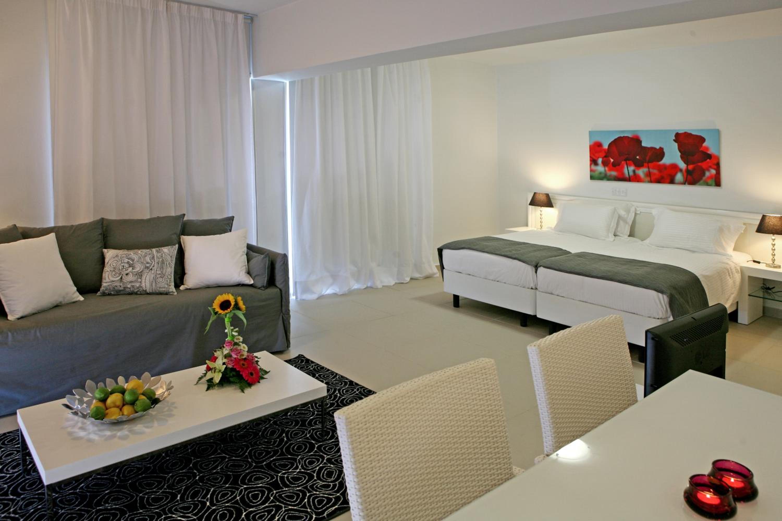 One-Bedroom Suite - Photo 7