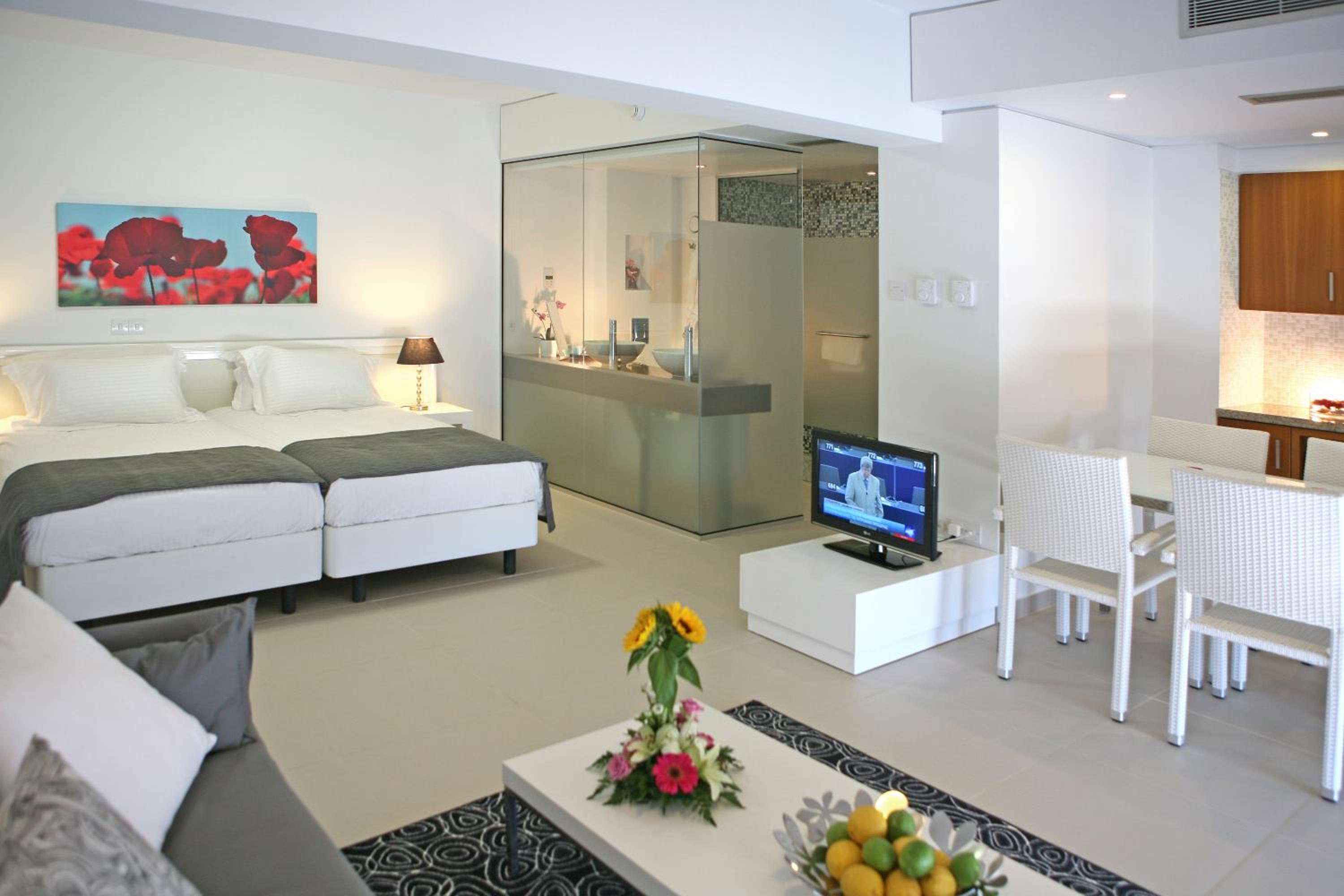 One-Bedroom Suite - Photo 5