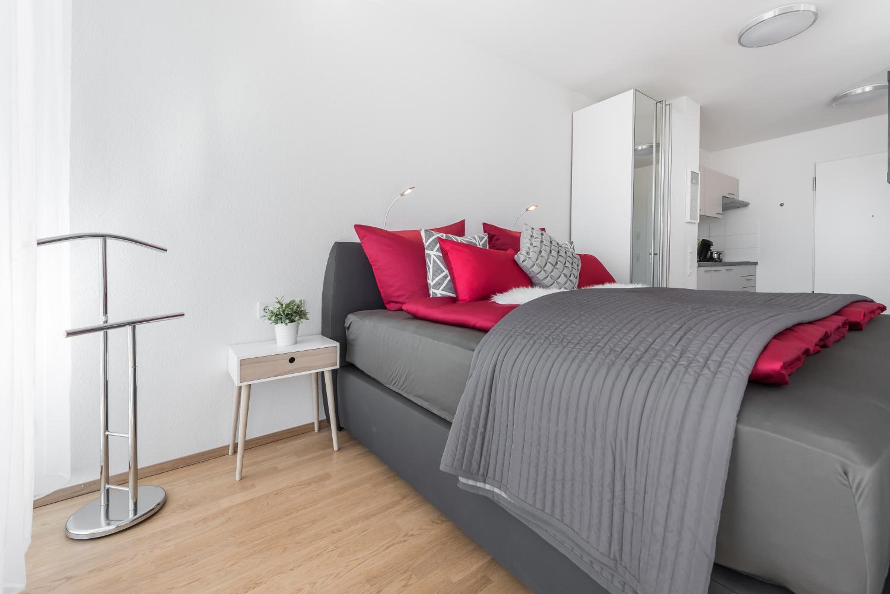 Studio Apartment with Balcony - Photo 6