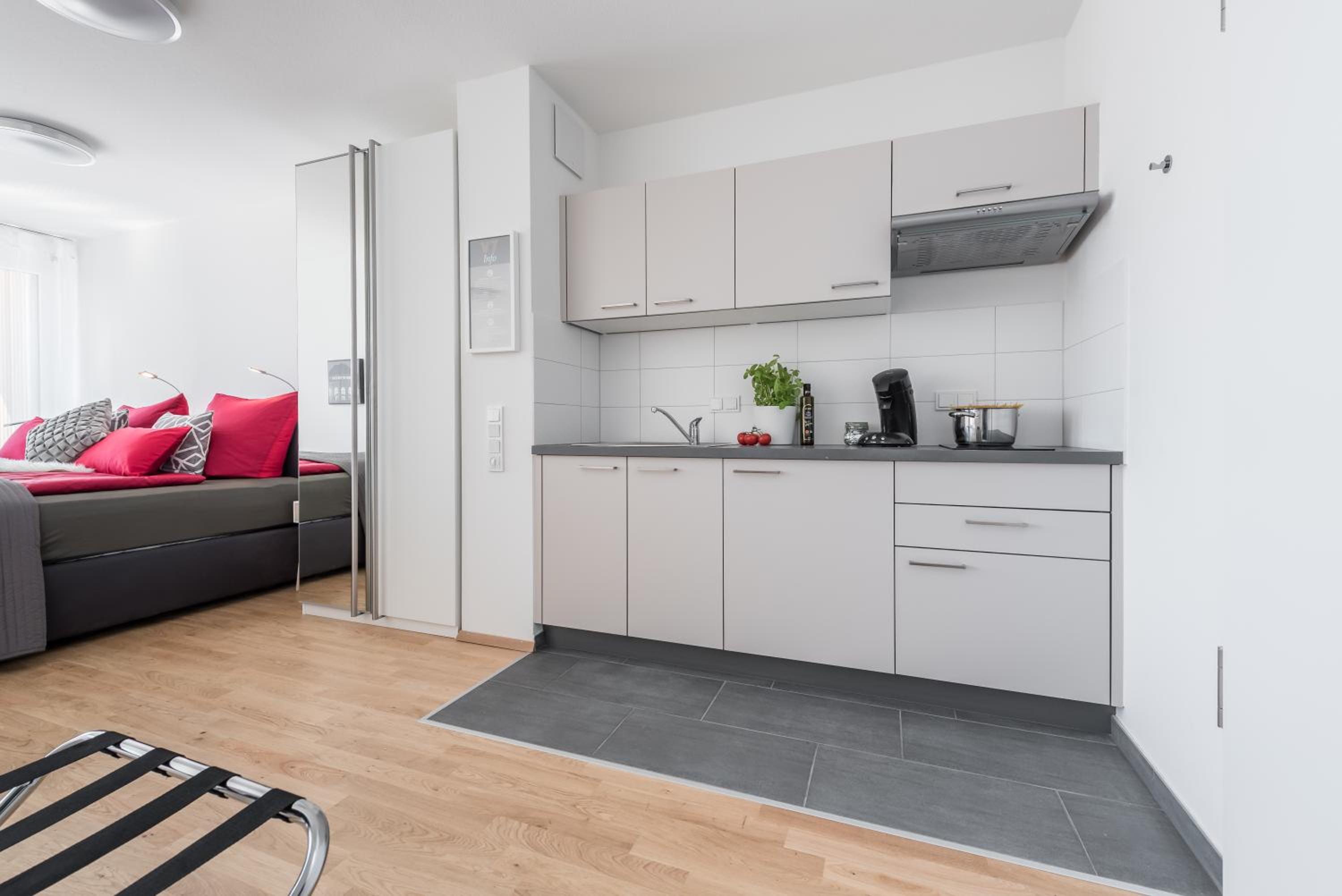 Studio Apartment with Balcony - Photo 3