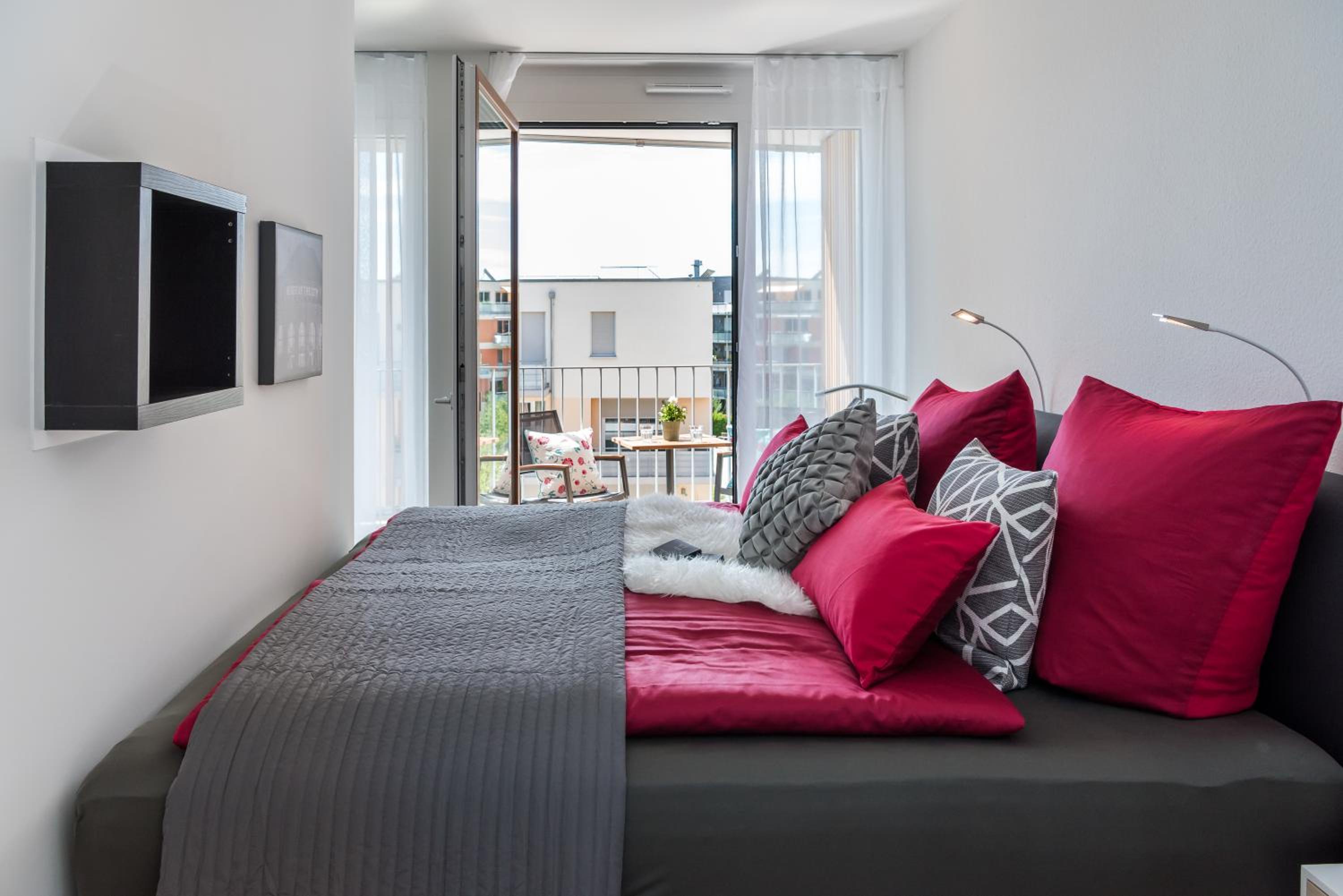 Studio Apartment with Balcony - Photo 8