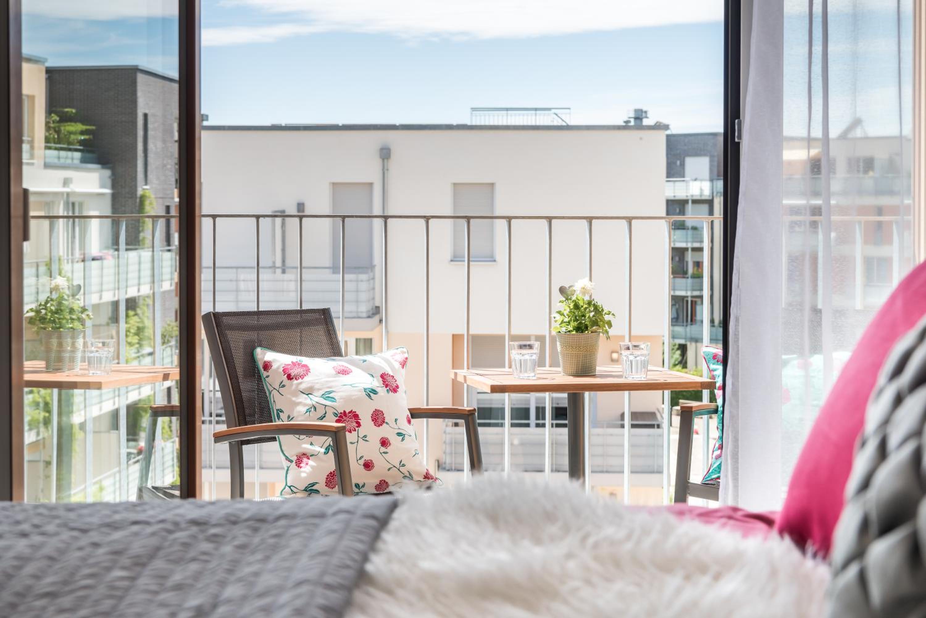 Studio Apartment with Balcony - Photo 9
