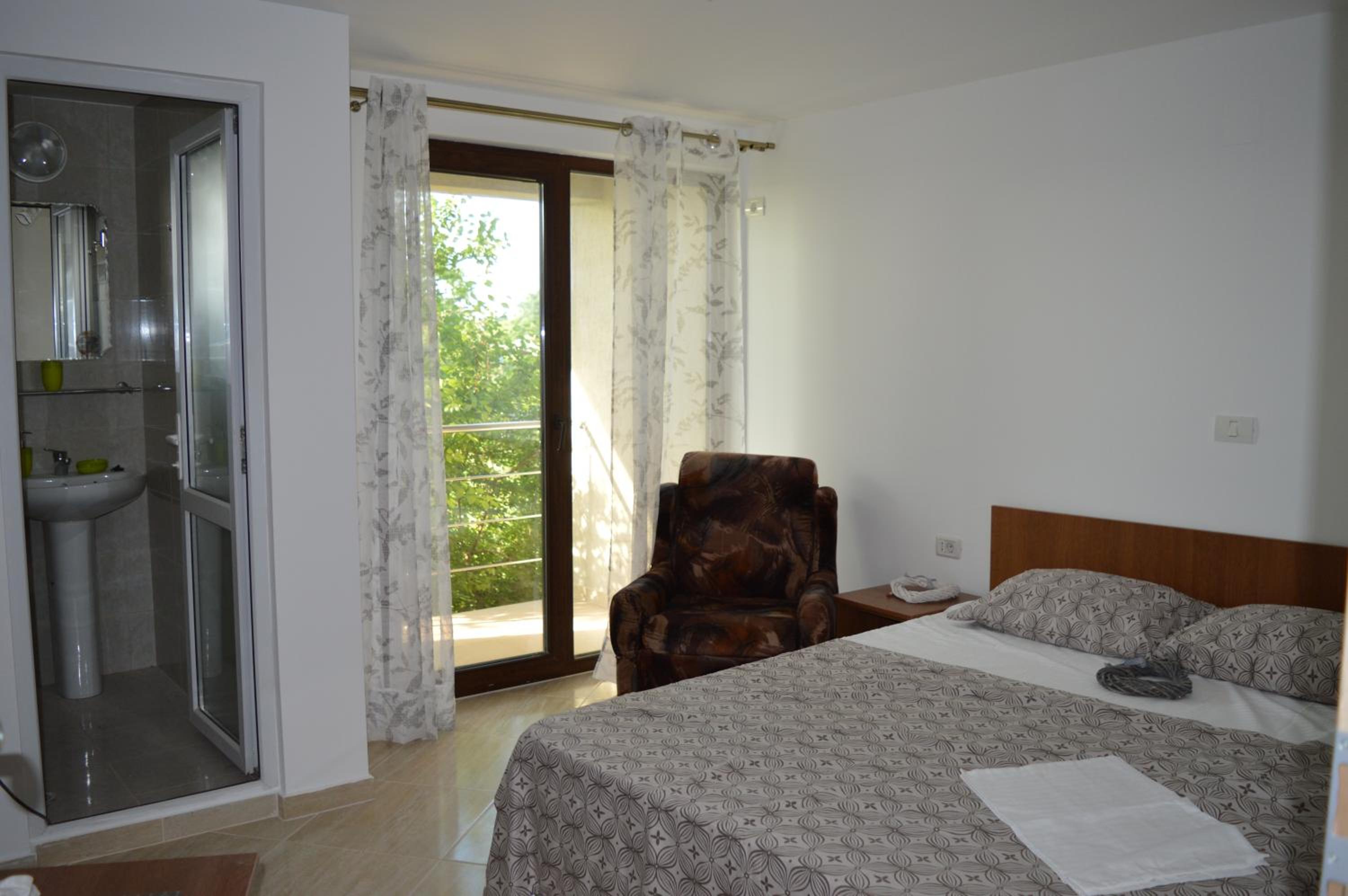 Large Double Room - Photo 5