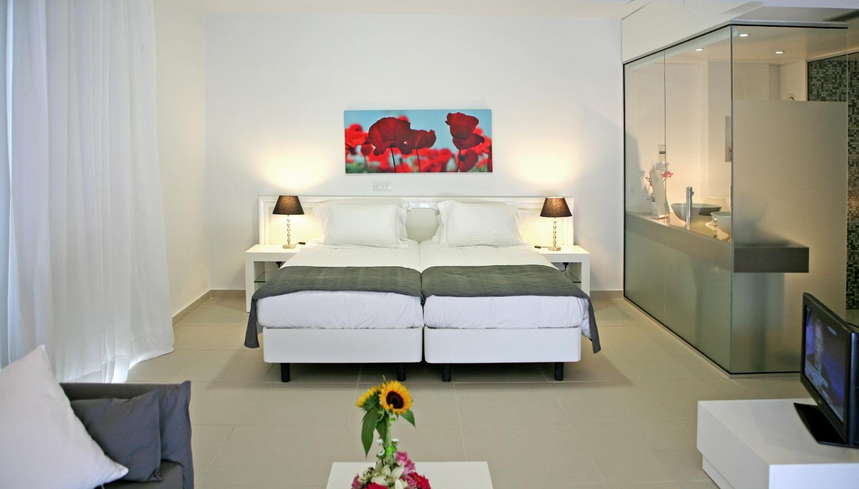 One-Bedroom Suite - Photo 2