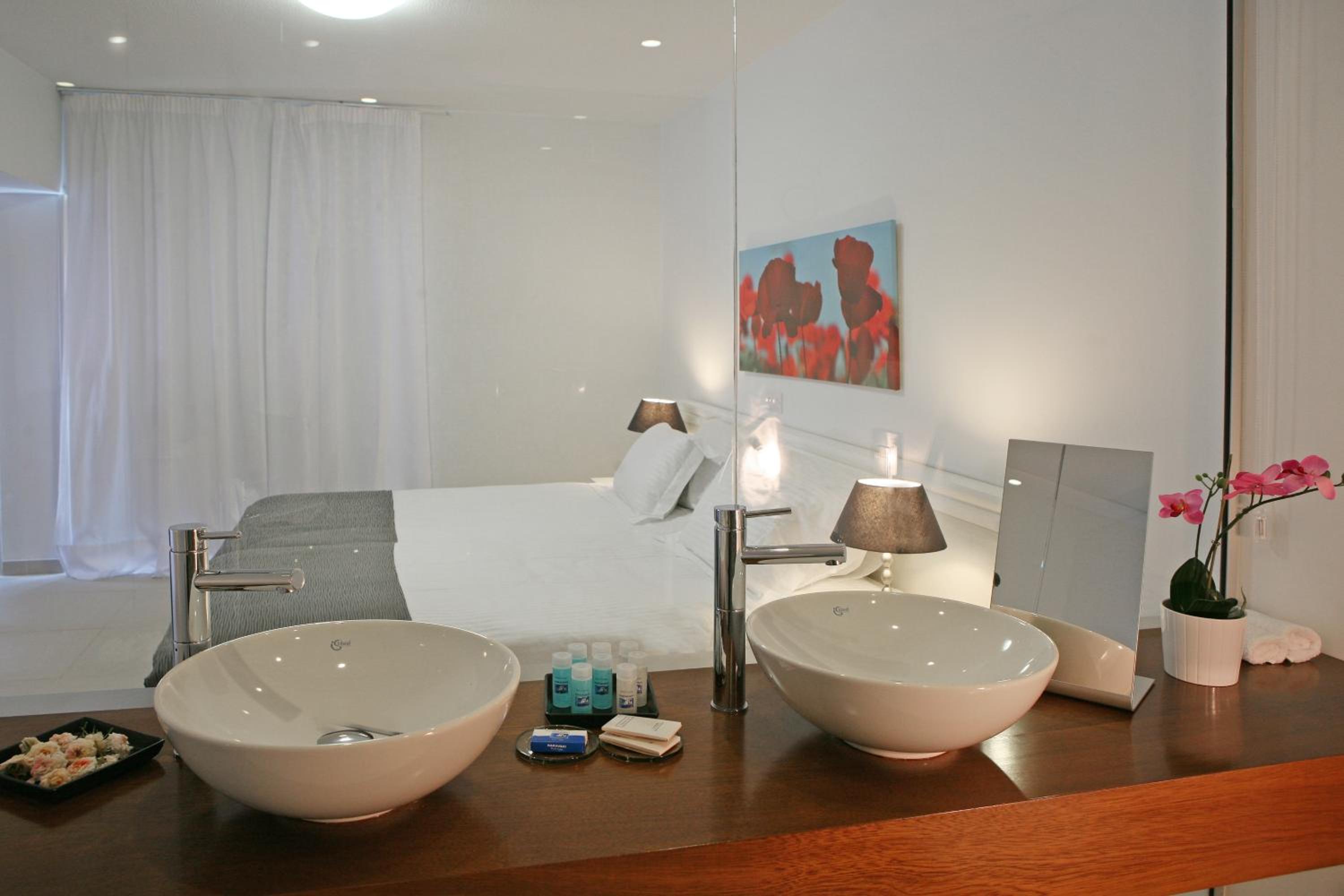 One-Bedroom Suite - Photo 8