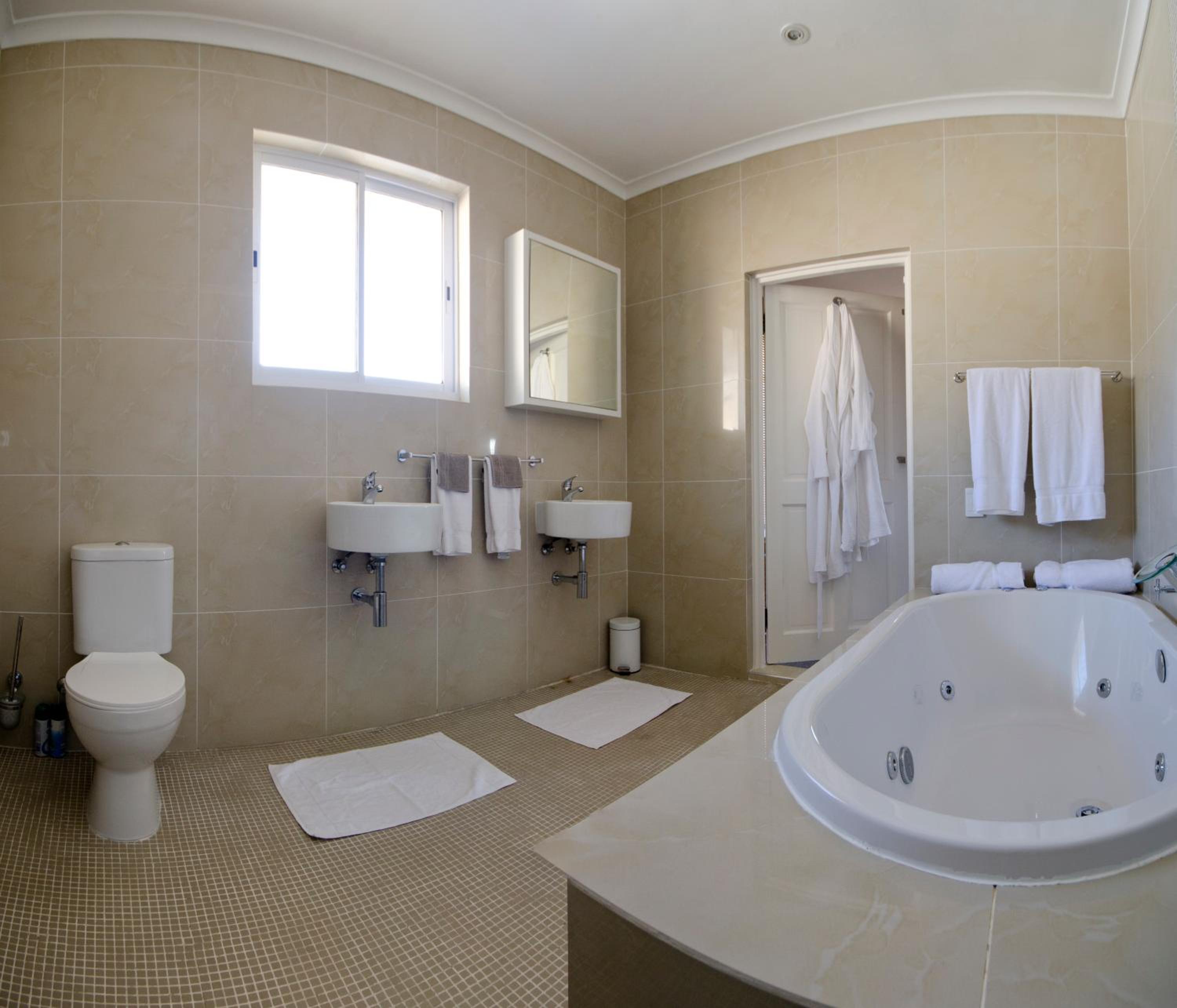 King Room with Balcony - Photo 10