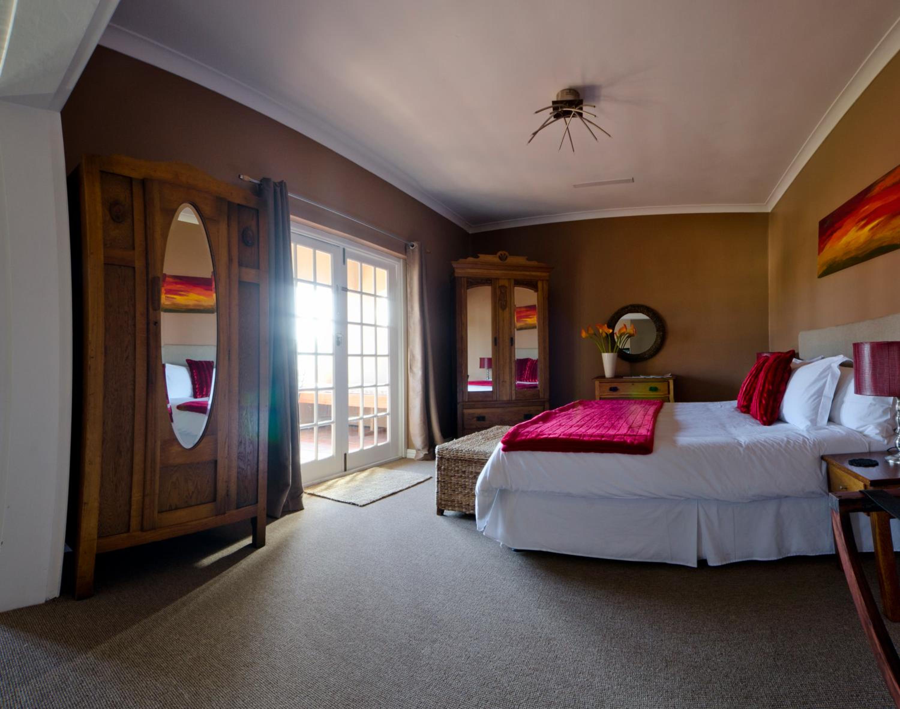 King Room with Balcony - Photo 8