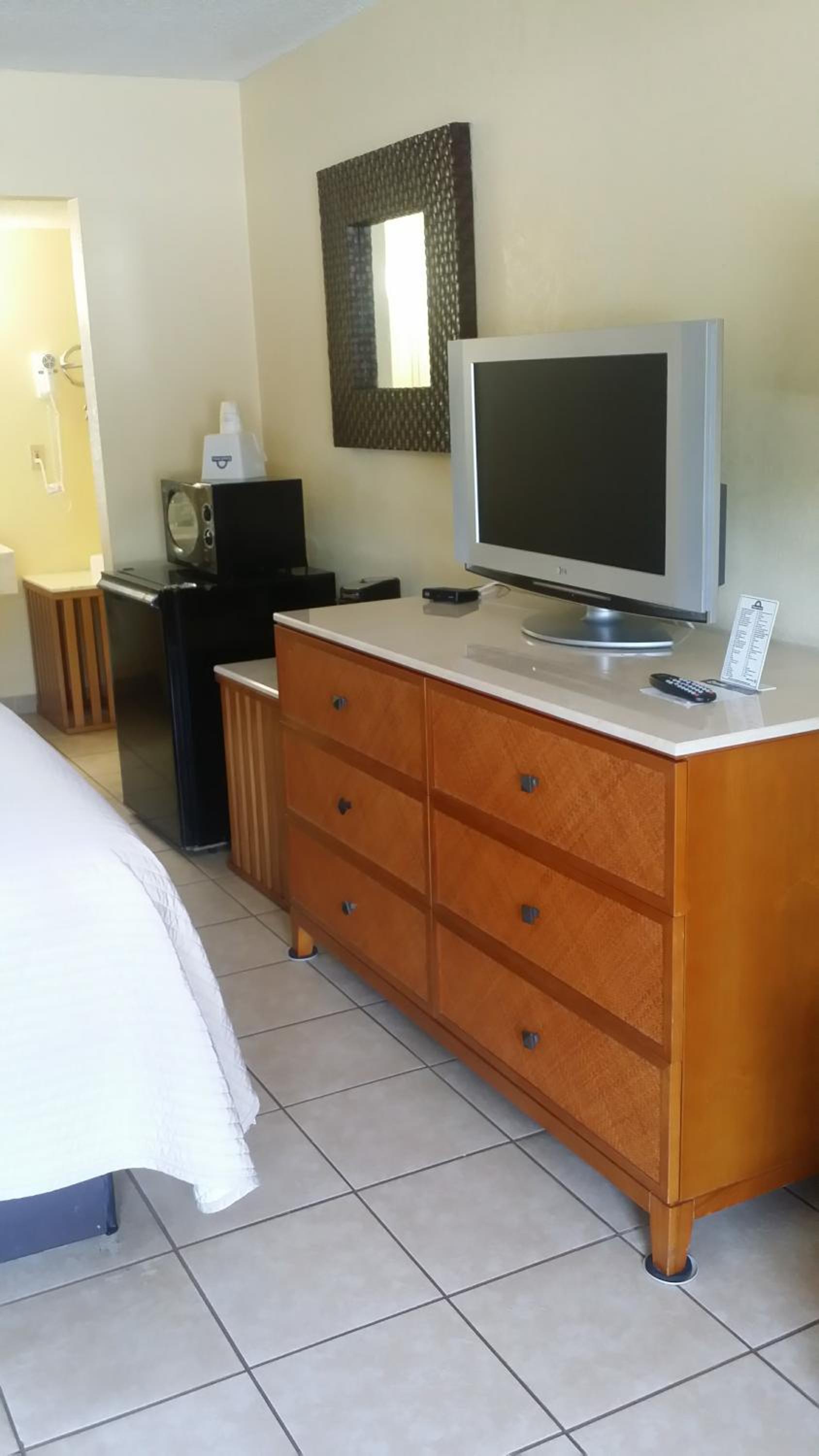 King Room - Non-Smoking - Photo 11