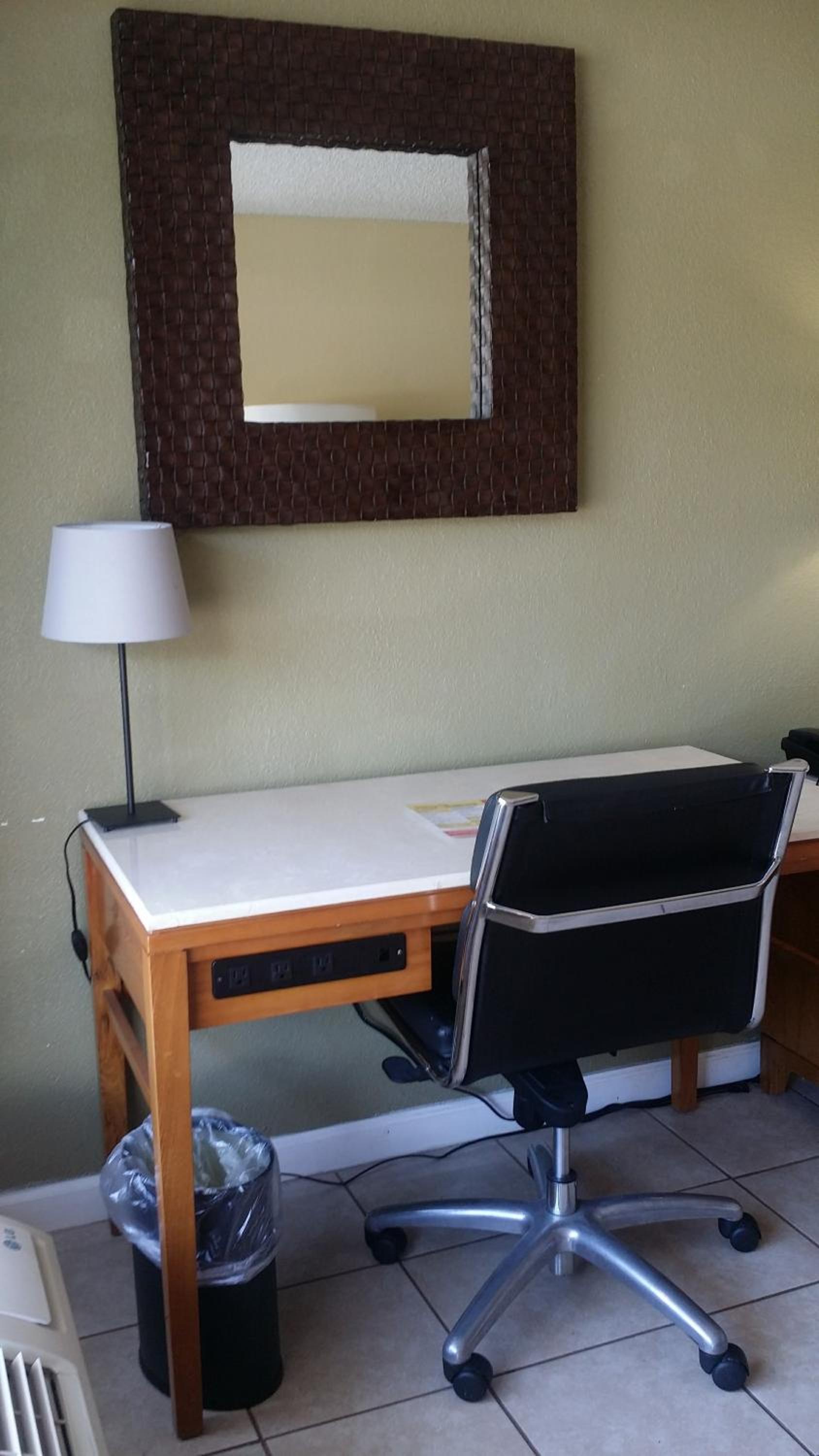 King Room - Non-Smoking - Photo 4