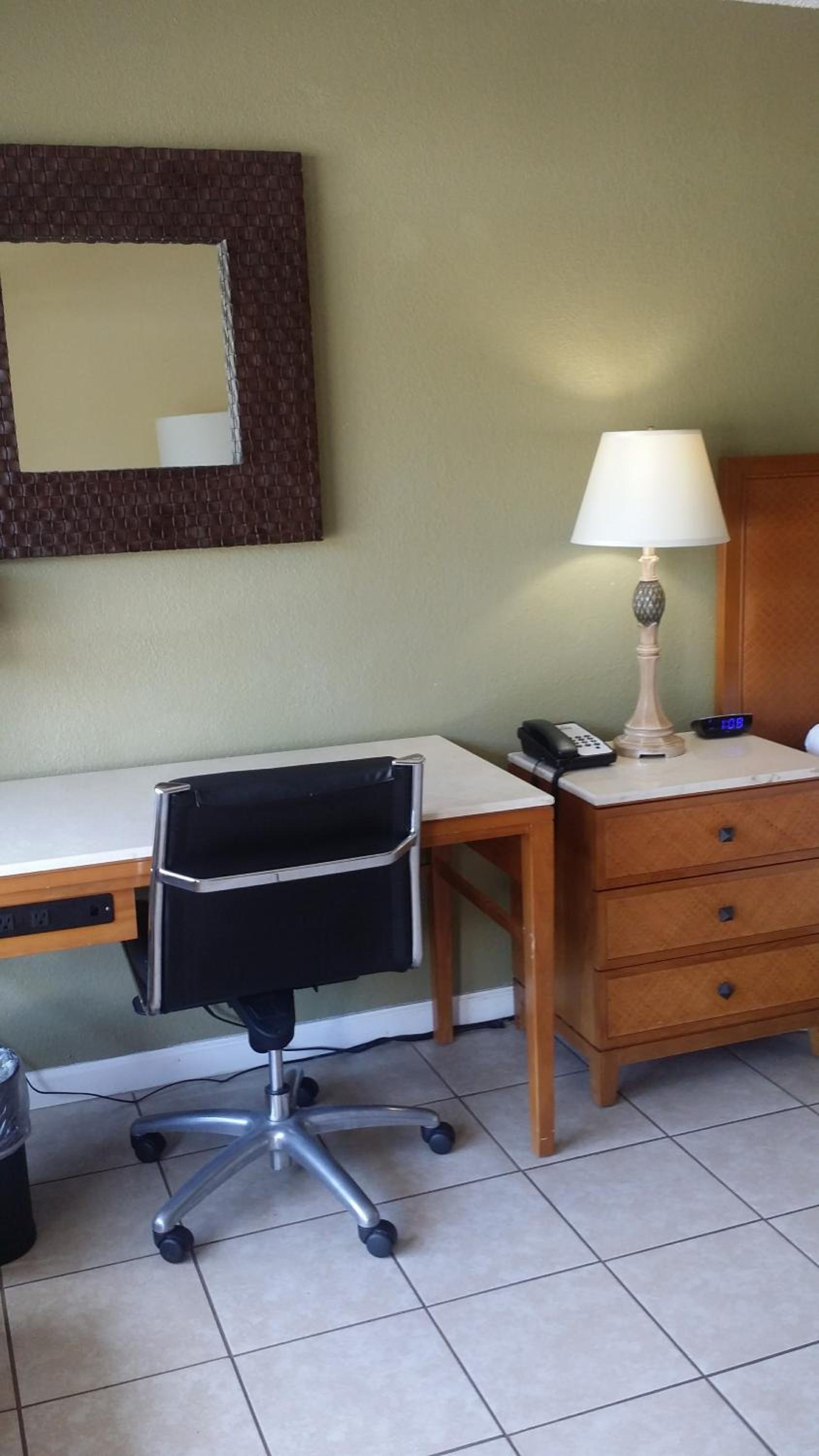 King Room - Non-Smoking - Photo 8