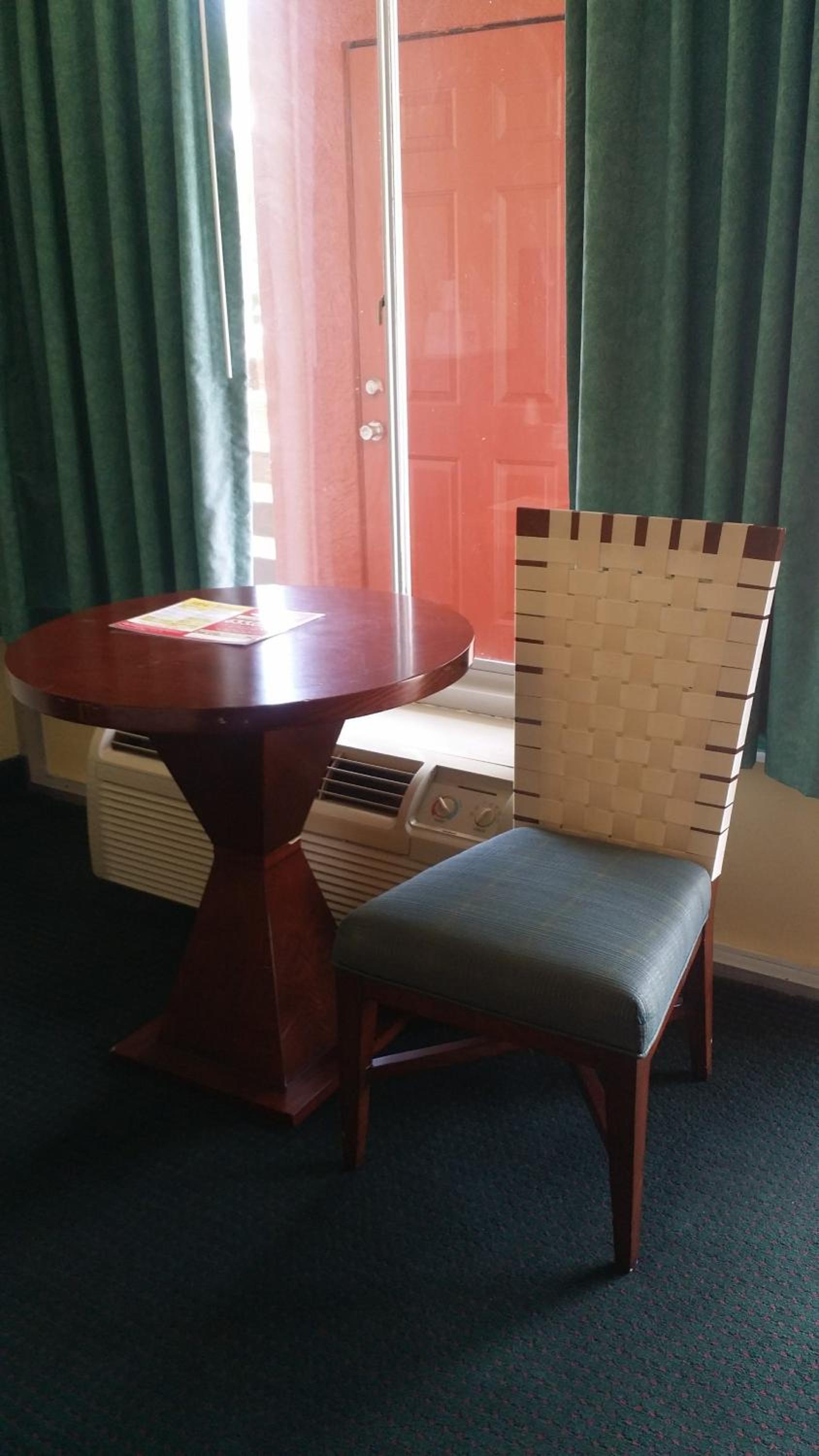 Queen Room - Mobility Access/Non-Smoking - Photo 4