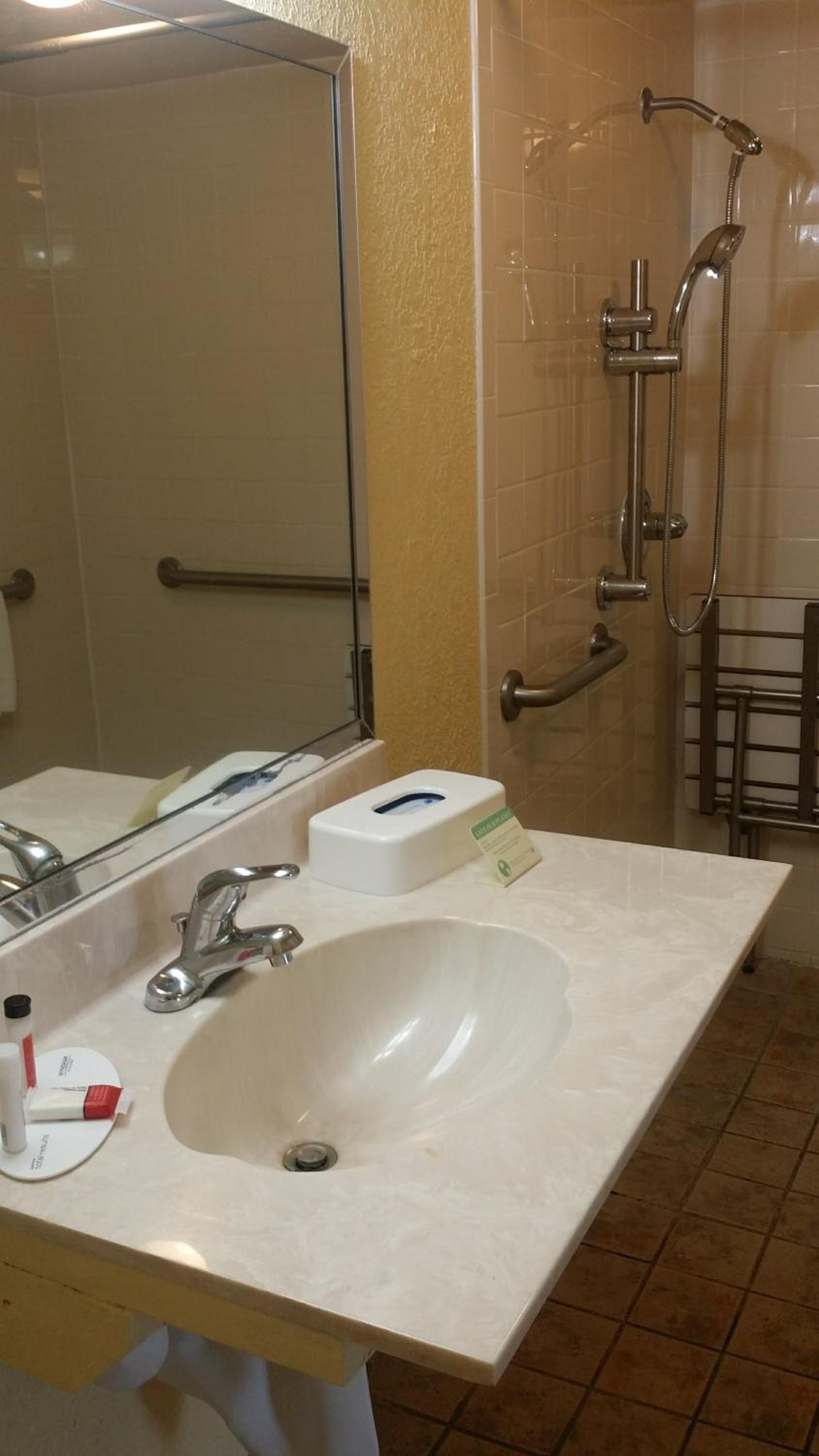 Queen Room - Mobility Access/Non-Smoking - Photo 5