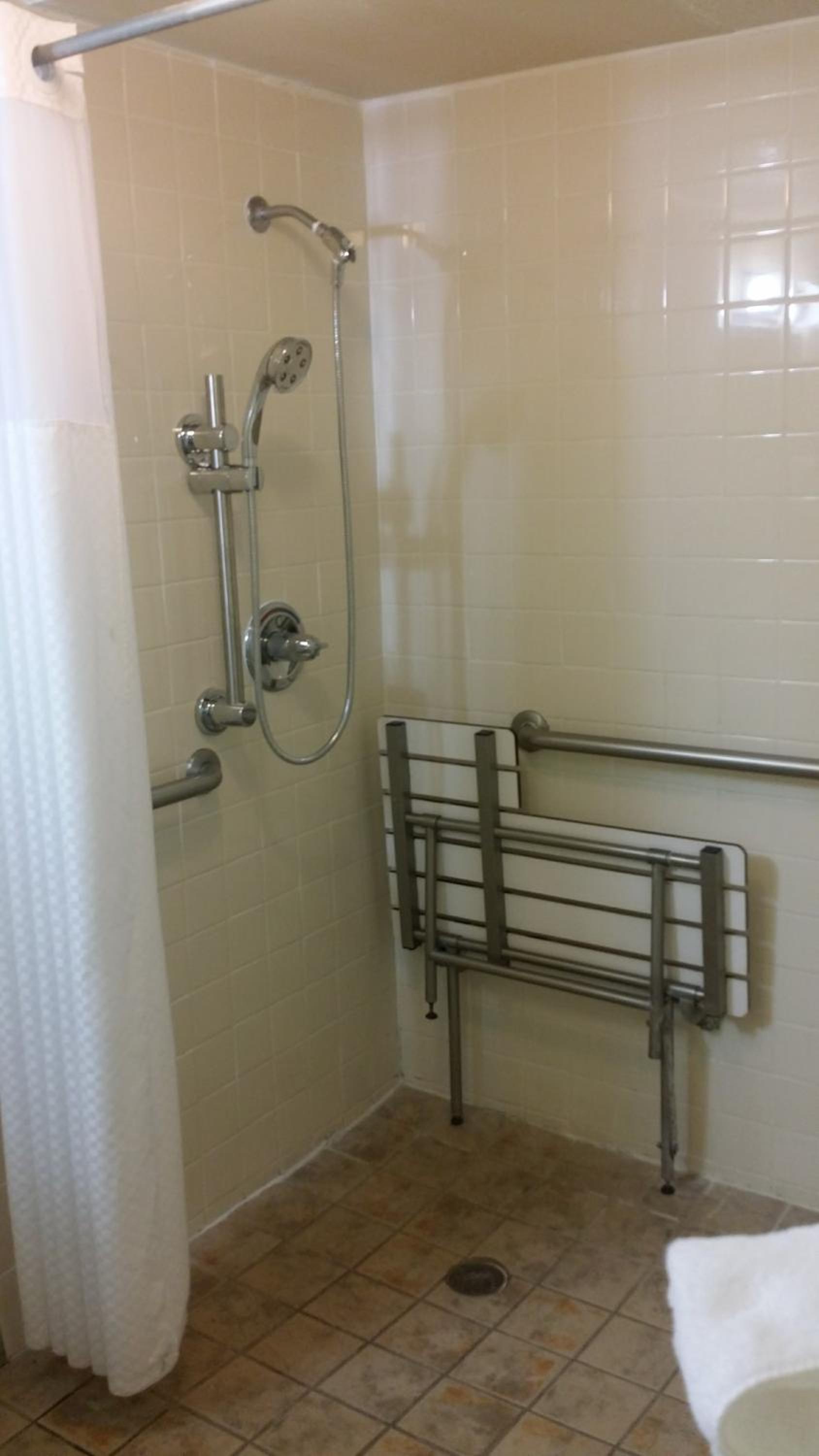 Queen Room - Mobility Access/Non-Smoking - Photo 6