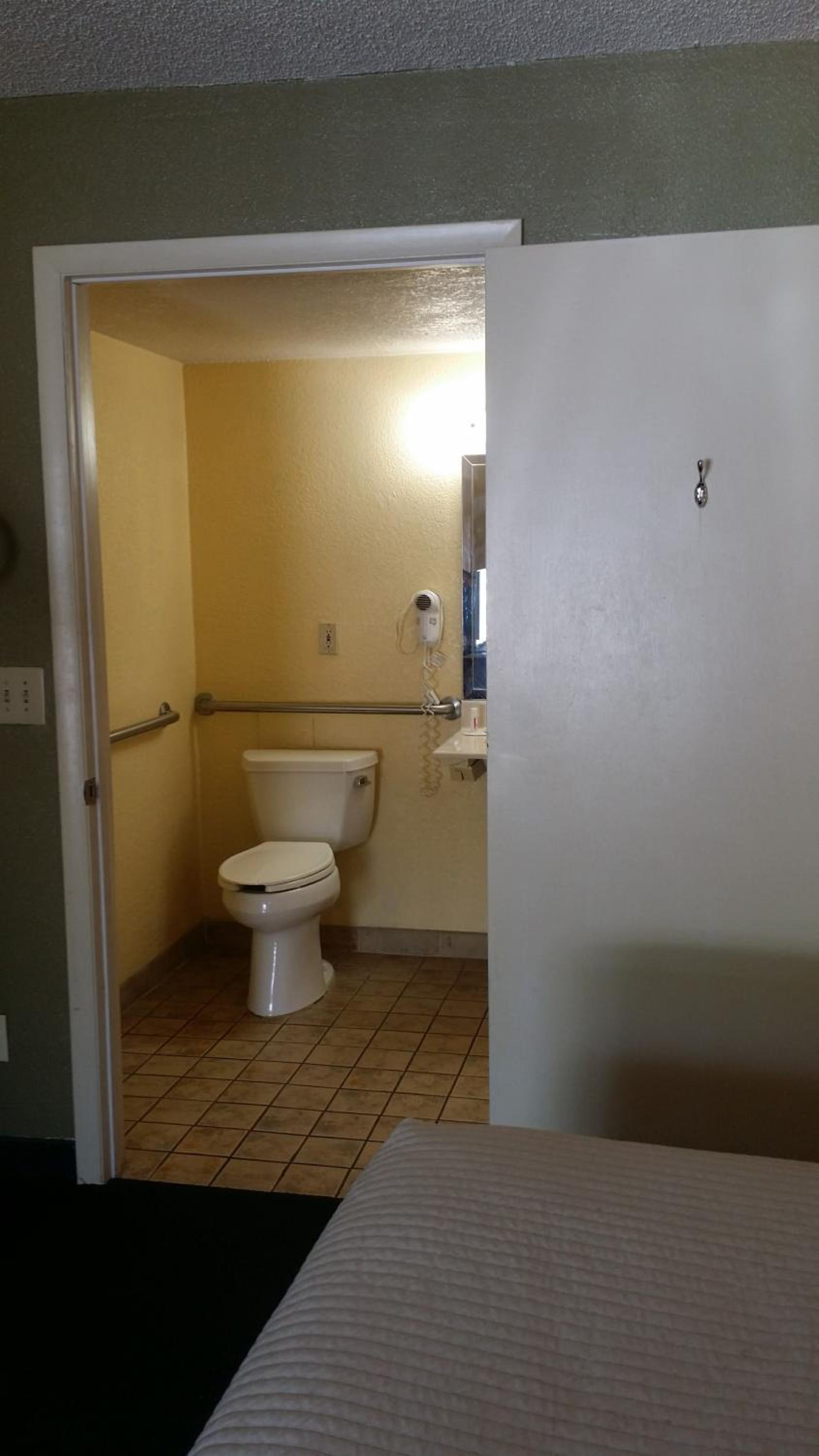 Queen Room - Mobility Access/Non-Smoking - Photo 9