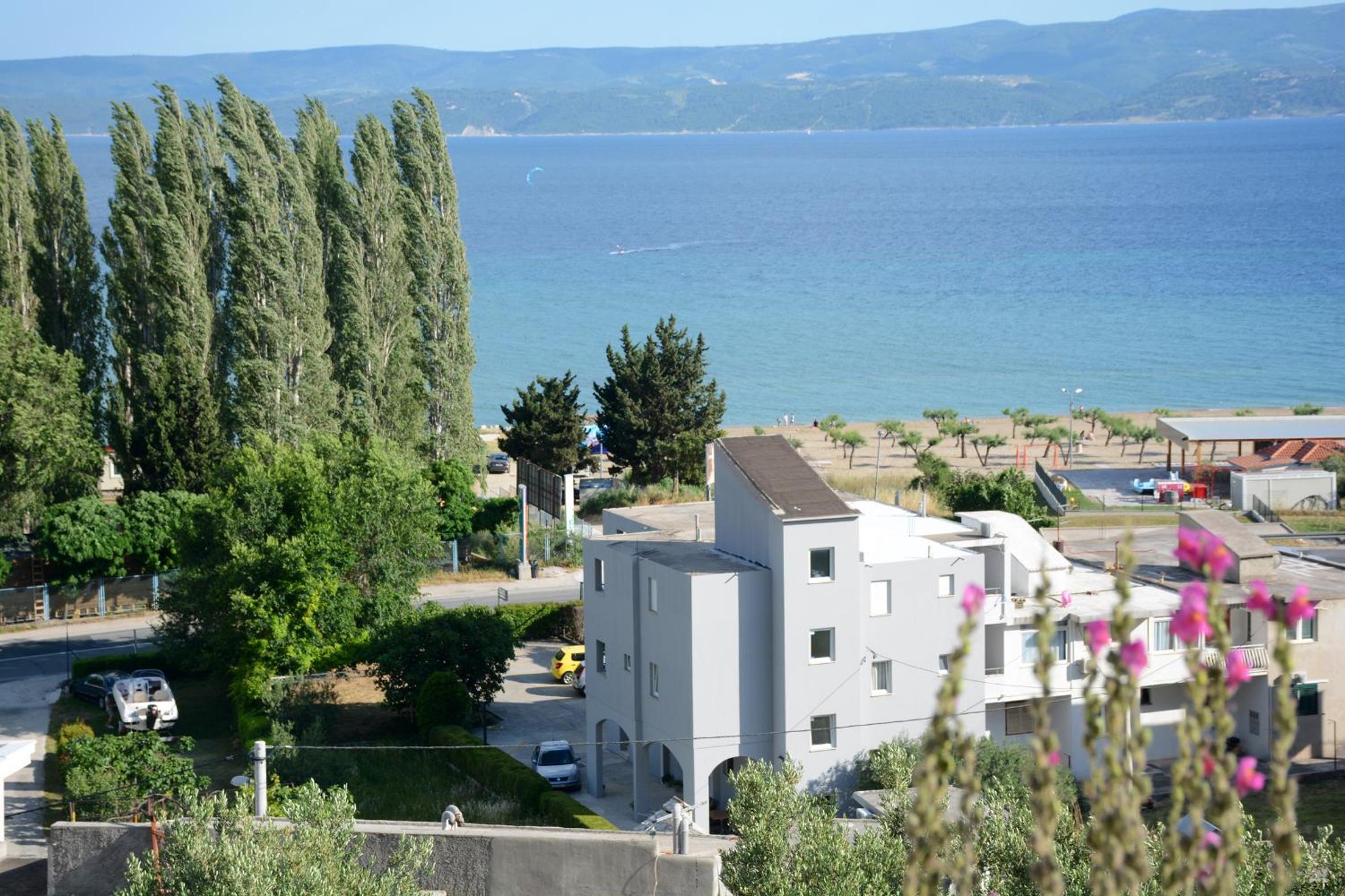 One-Bedroom Apartment with Balcony and Mountain View   photo 2