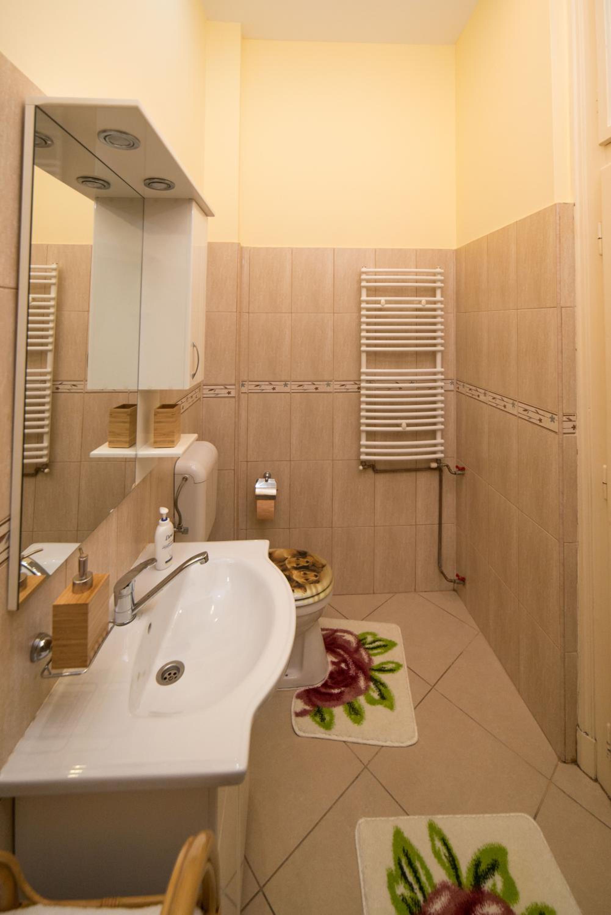 Apartment with Balcony - Photo 18
