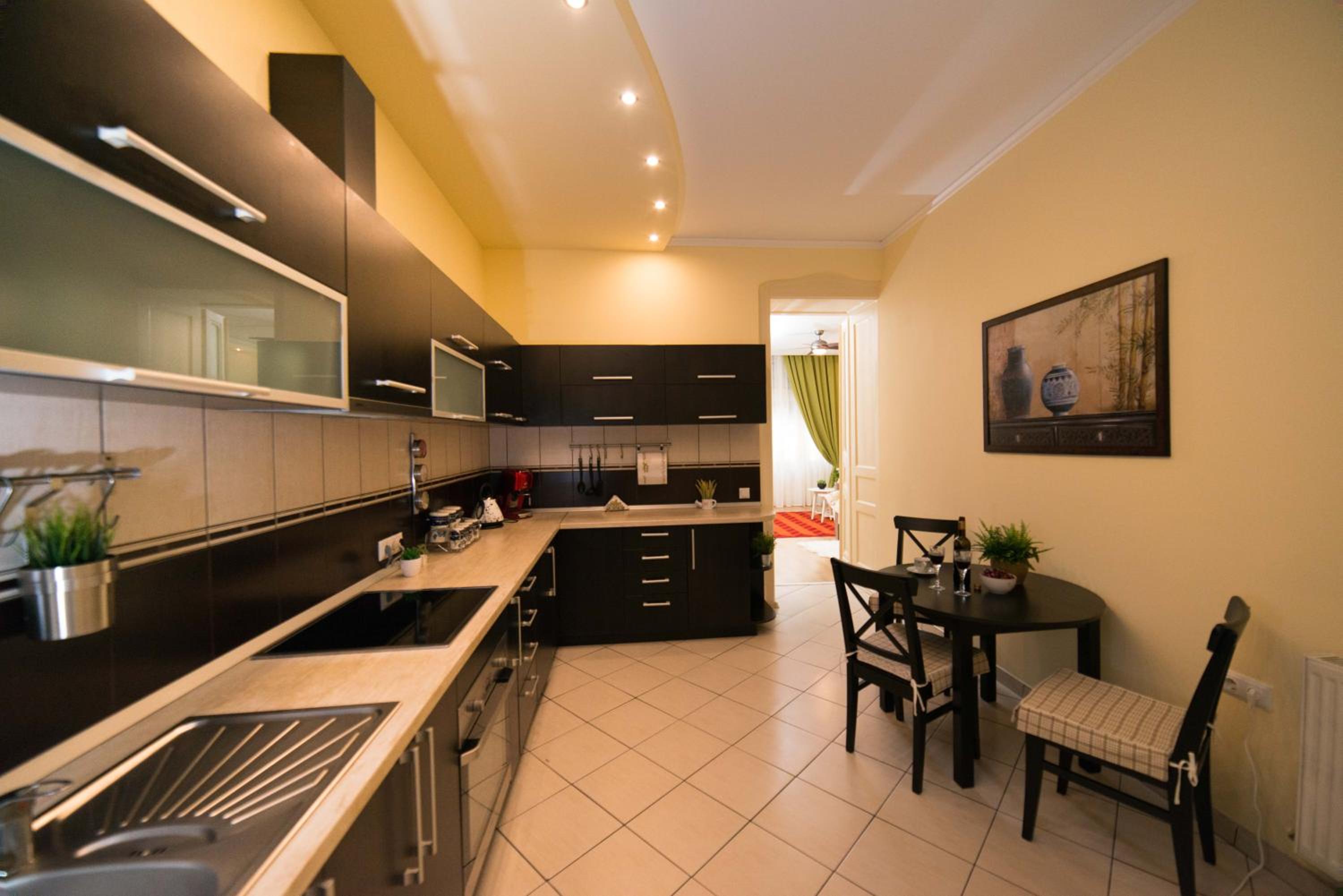 Apartment with Balcony - Photo 25
