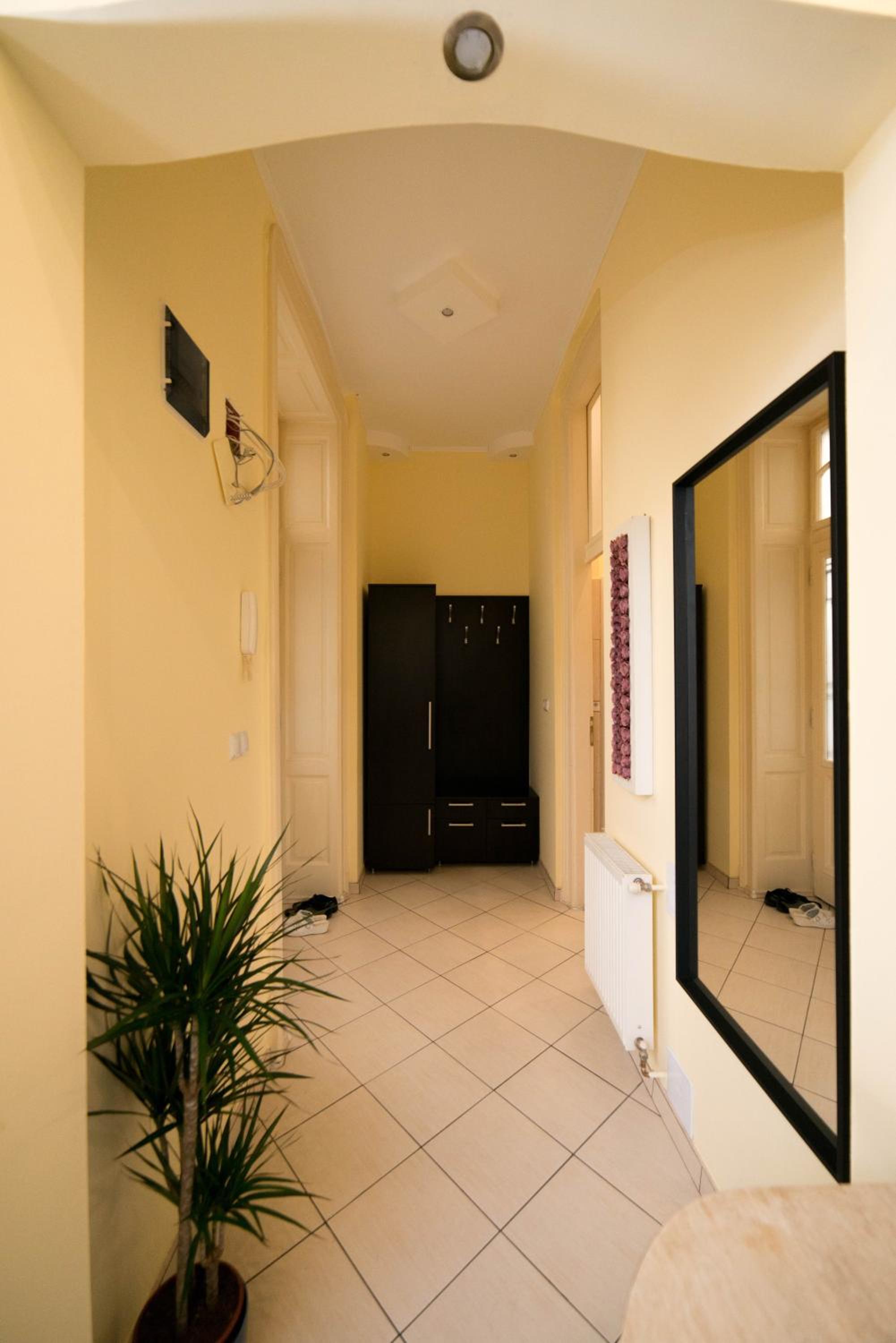 Apartment with Balcony - Photo 27