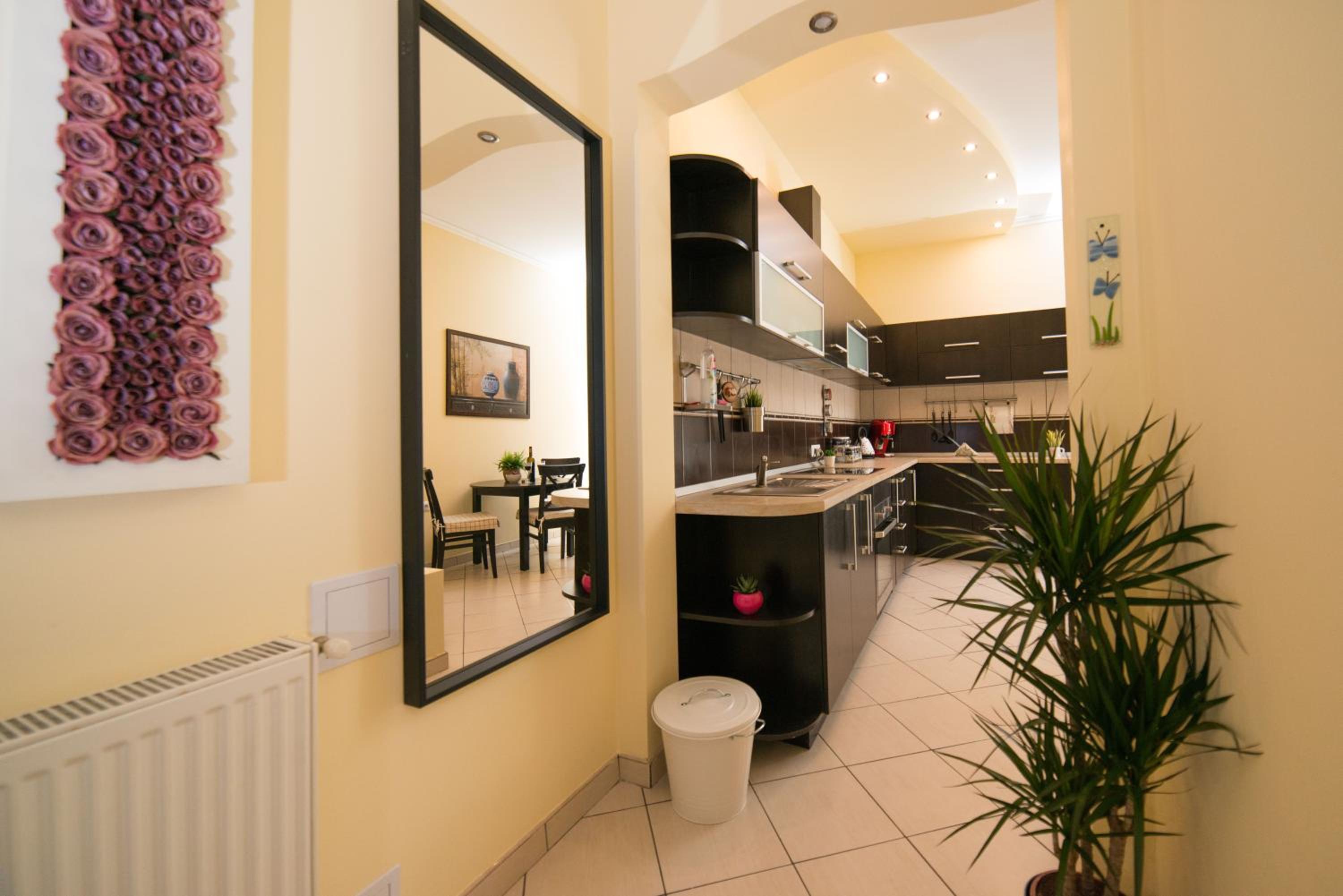 Apartment with Balcony - Photo 29