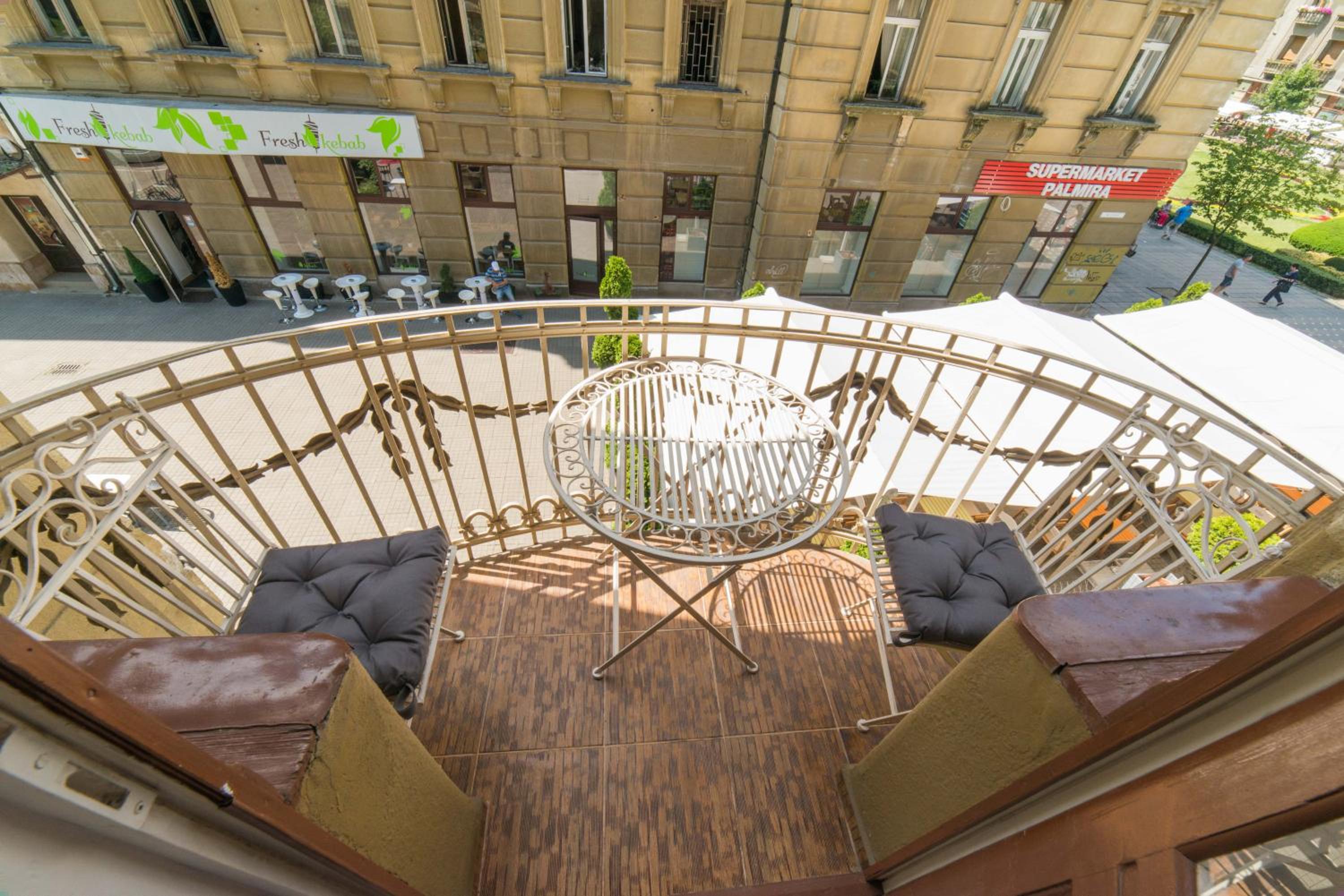 Apartment with Balcony - Photo 6
