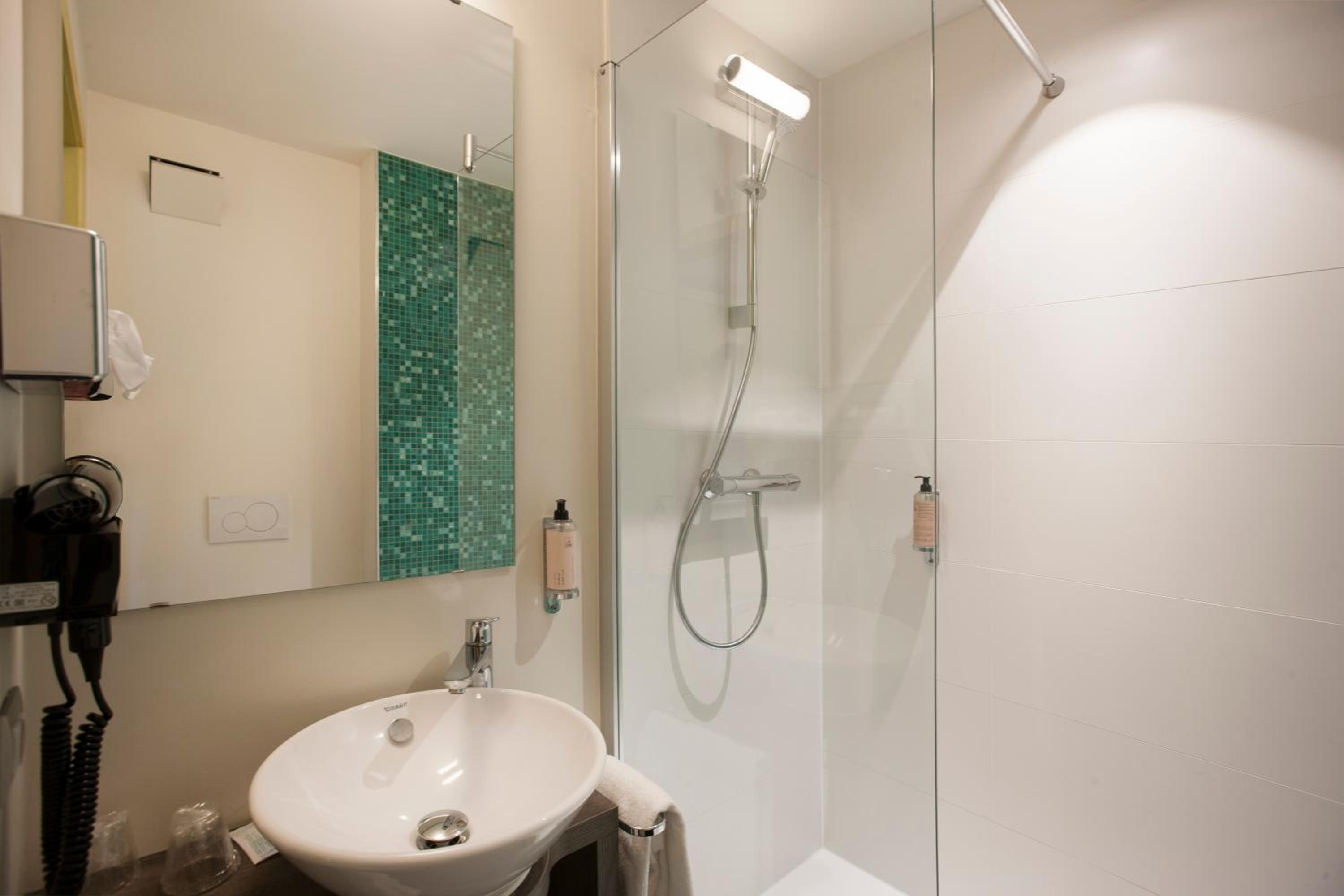 Standard Double Room - Photo 5