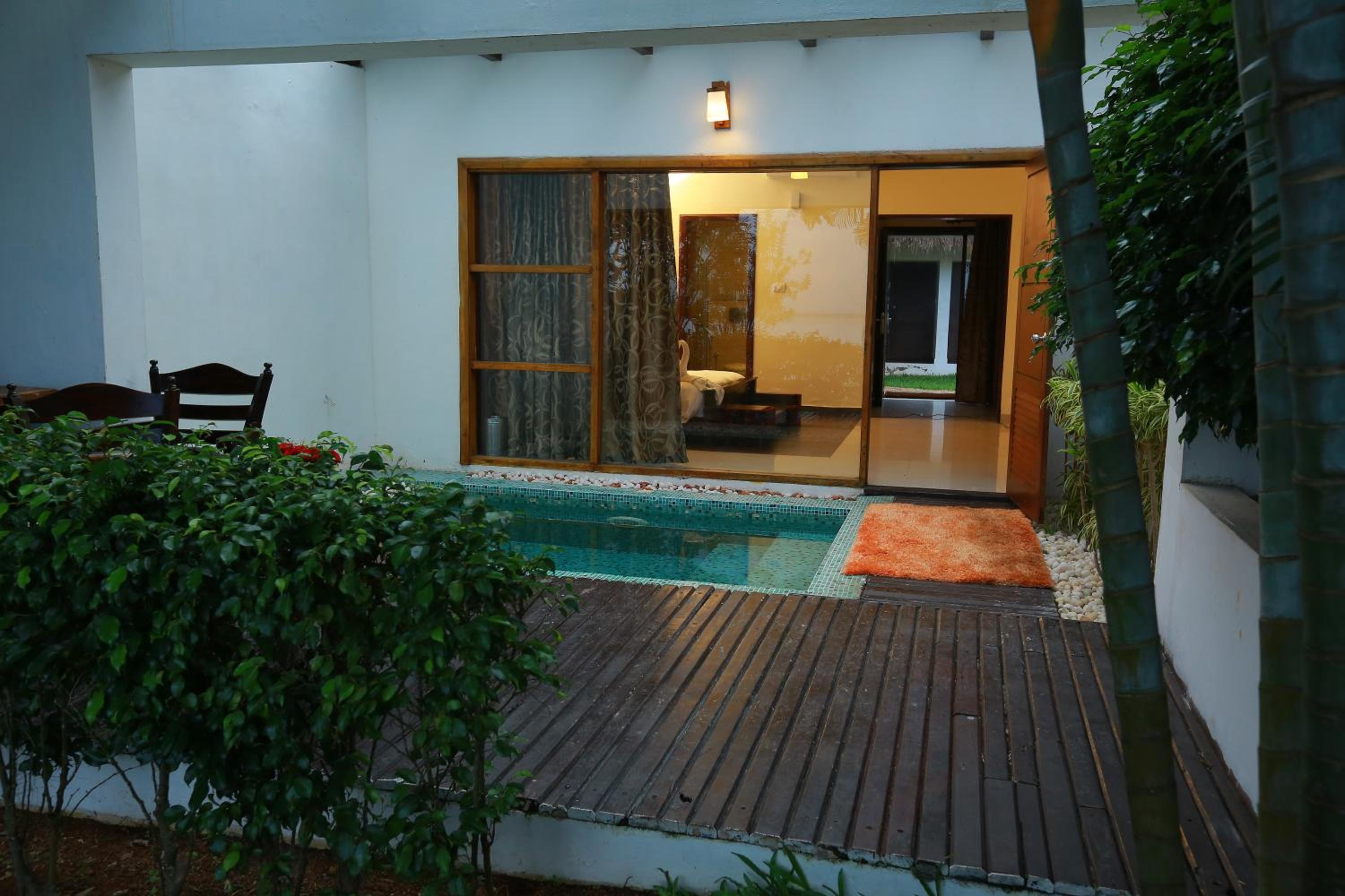 Lake view room with plunge pool - Photo 10