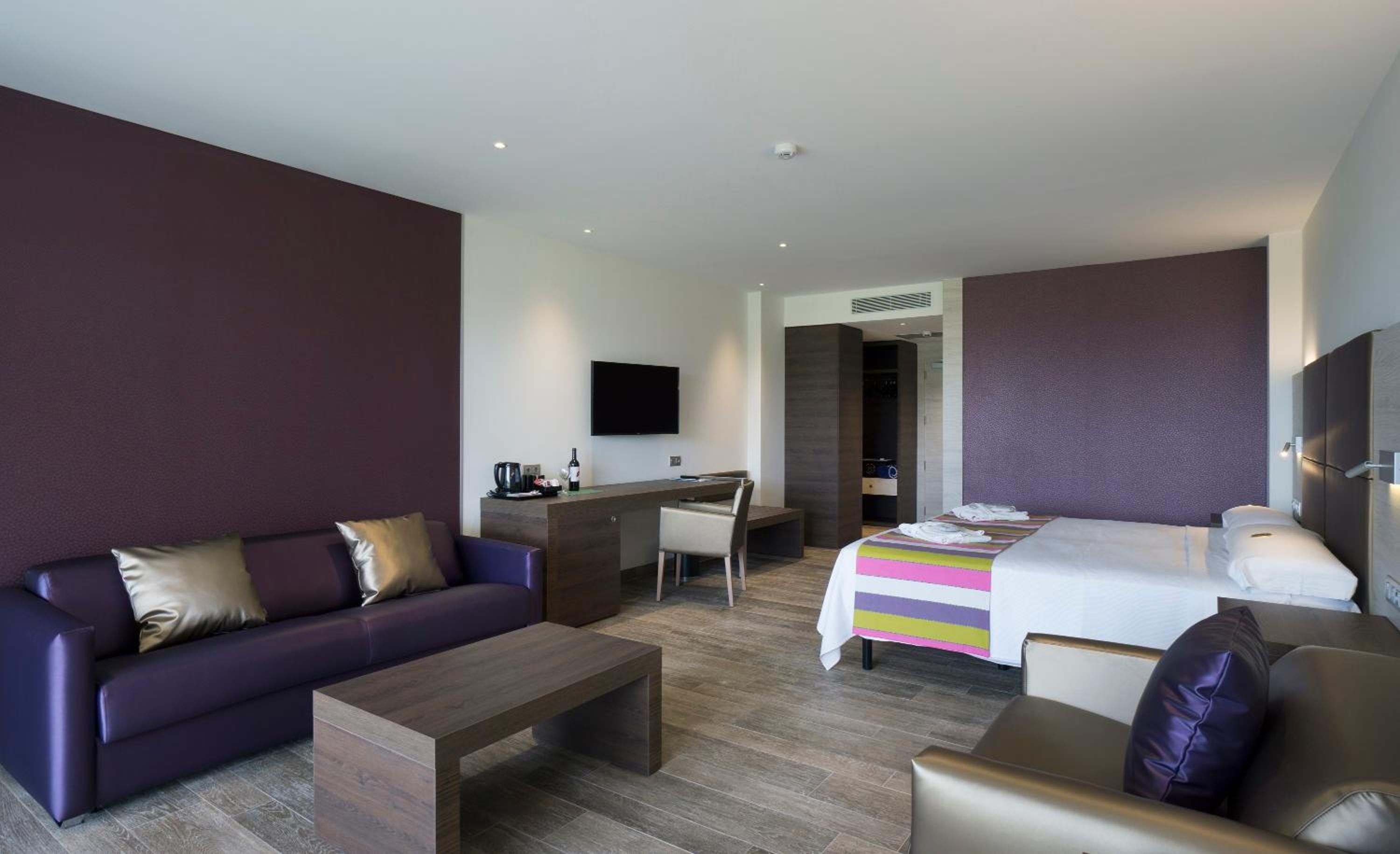 Junior Suite with Sea View (2 Adults + 2 Children) - Photo 4