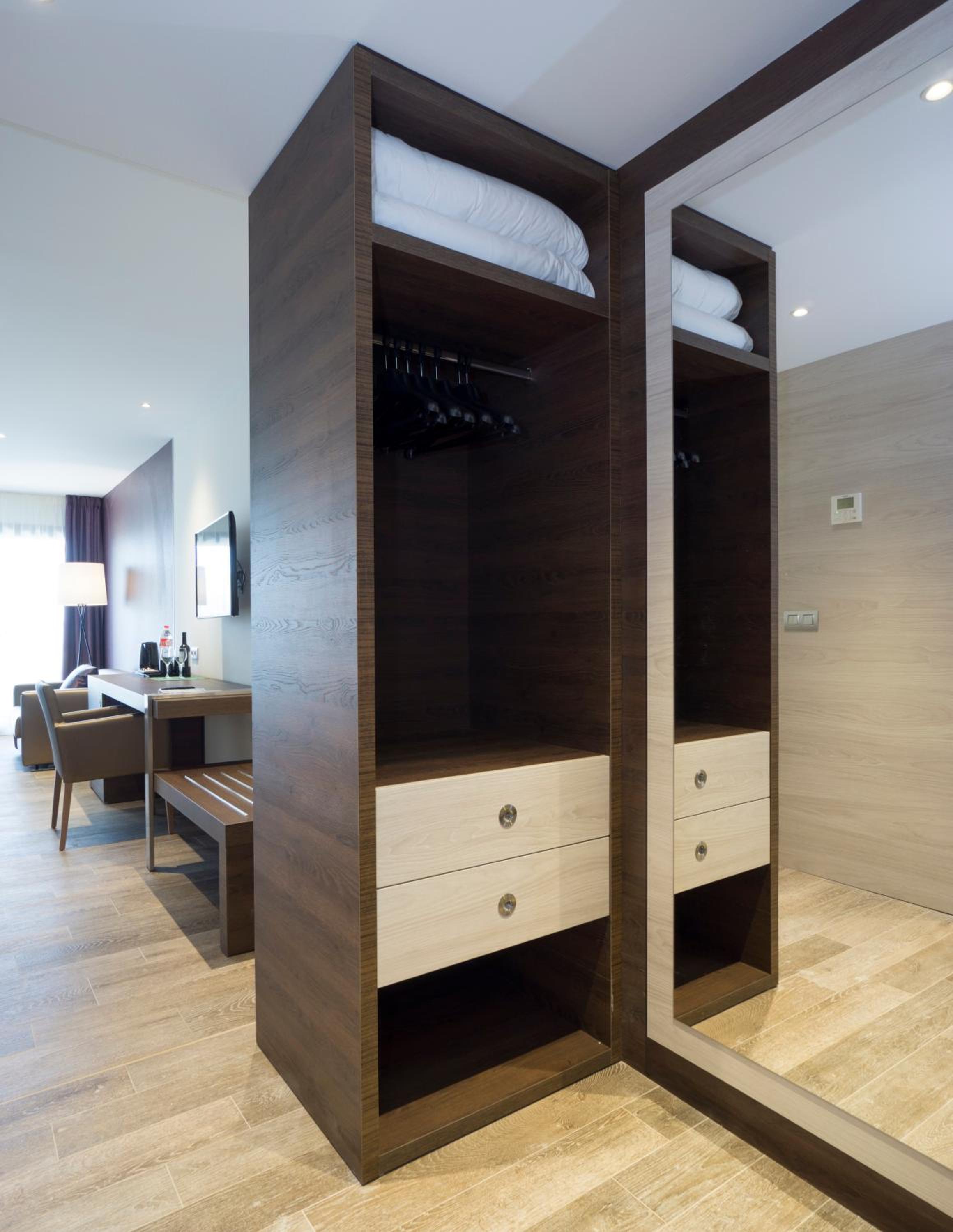 Junior Suite with Sea View (2 Adults + 2 Children) - Photo 3