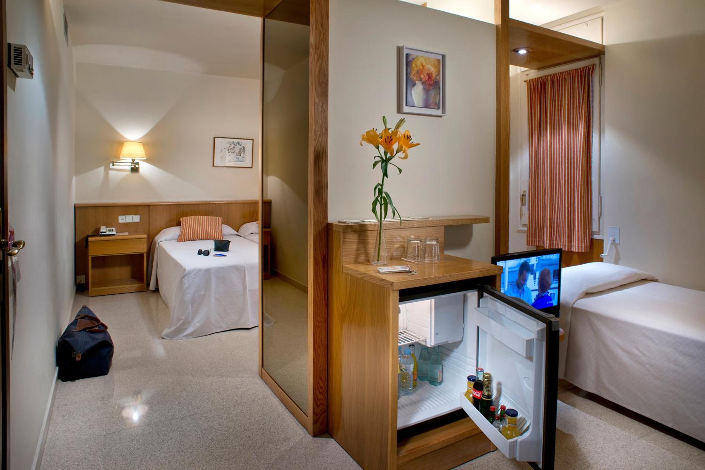 Double or Twin Room with Extra Bed (3 Adults) photo 2