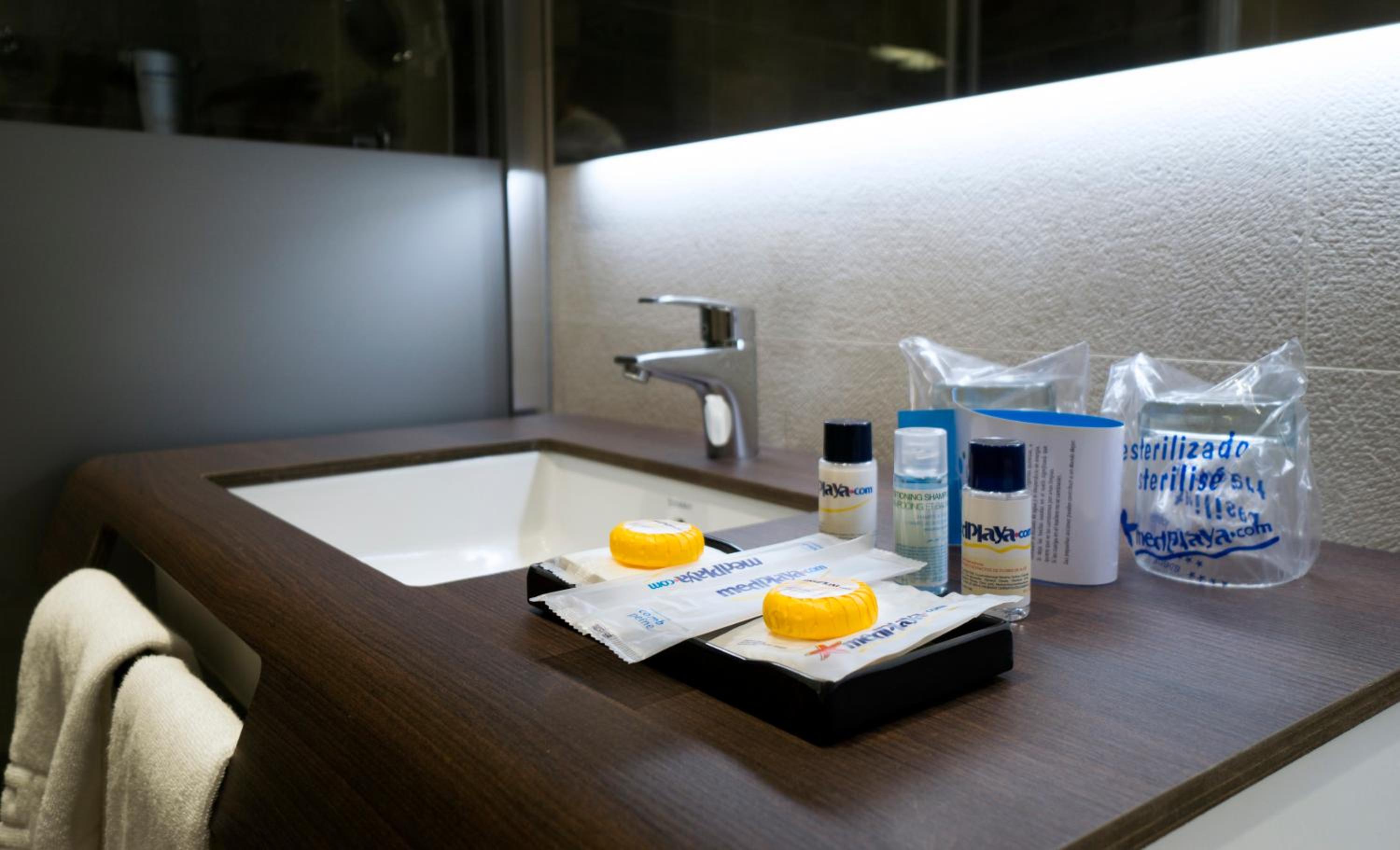 Junior Suite with Sea View (2 Adults + 2 Children) - Photo 8