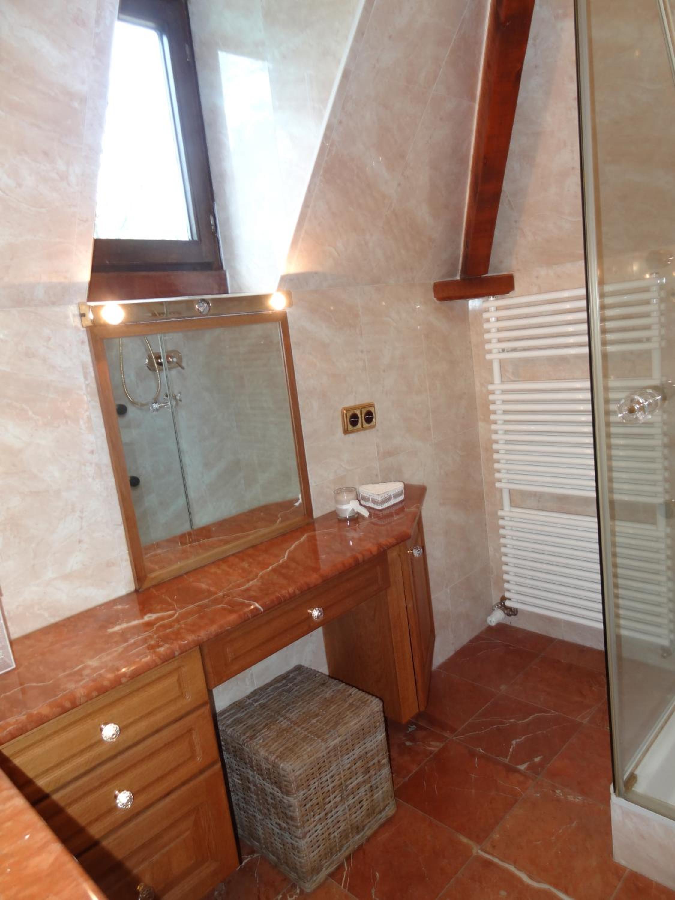 Double Room with Private Bathroom - Photo 3