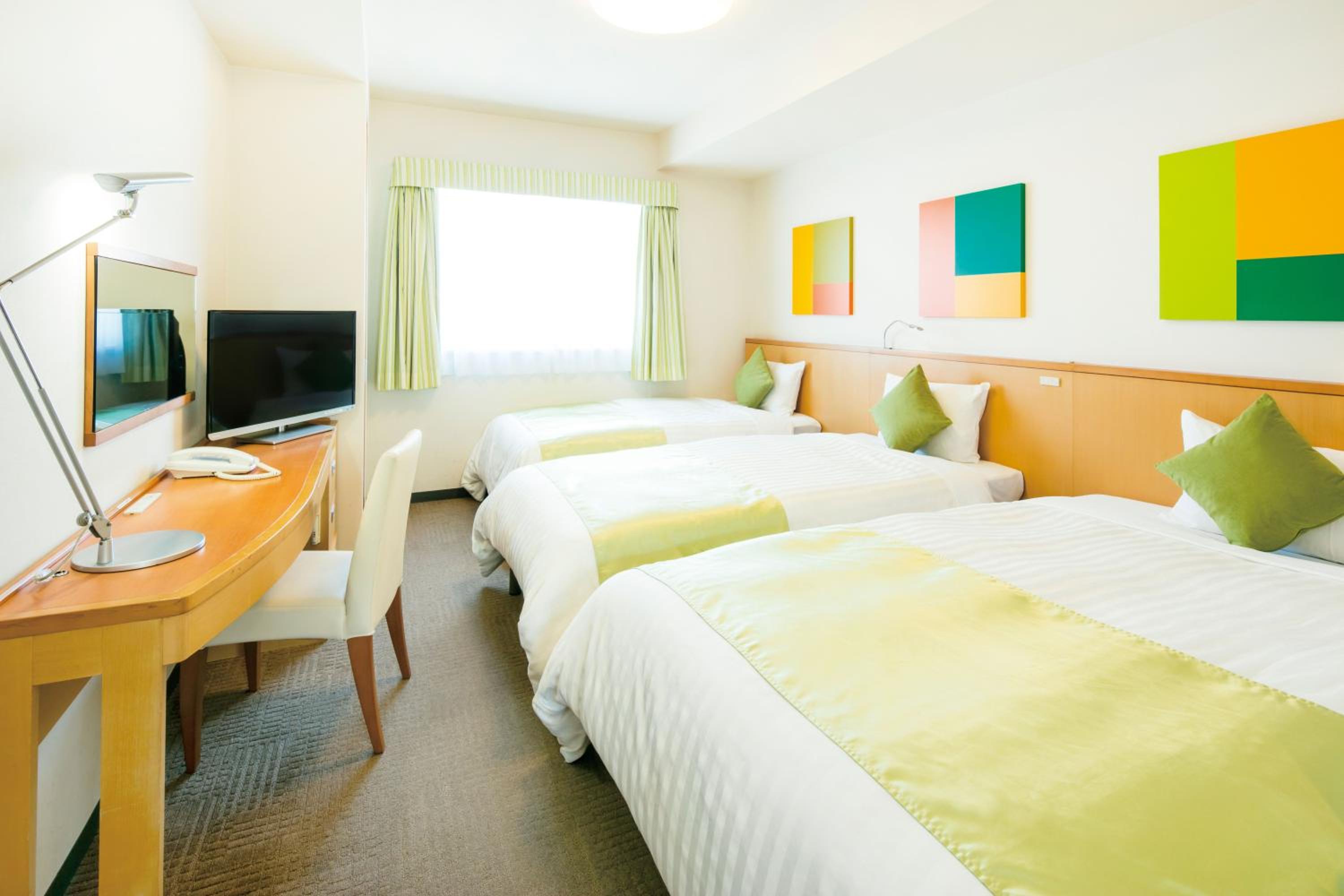 Twin Room with Extra Bed - Non-Smoking photo 3