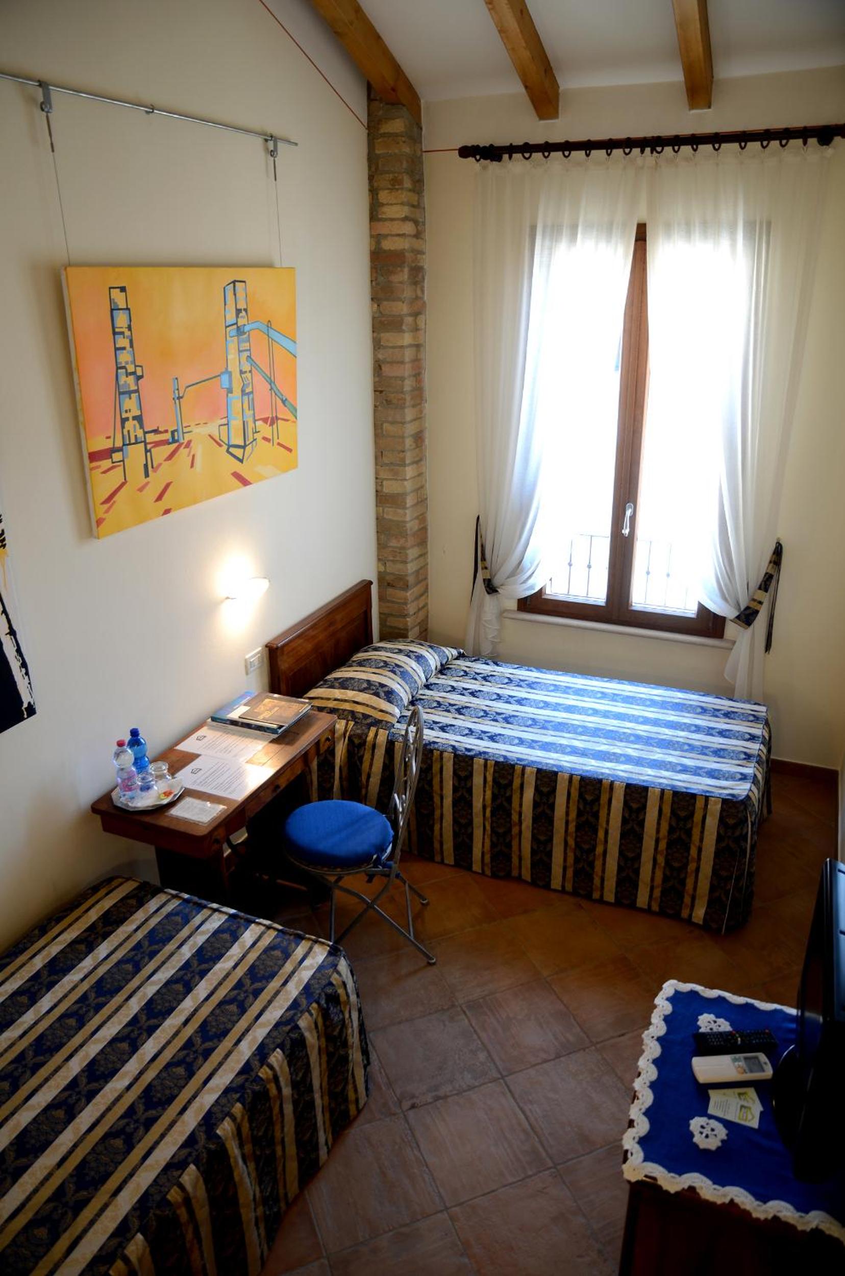Standard Twin Room photo 3