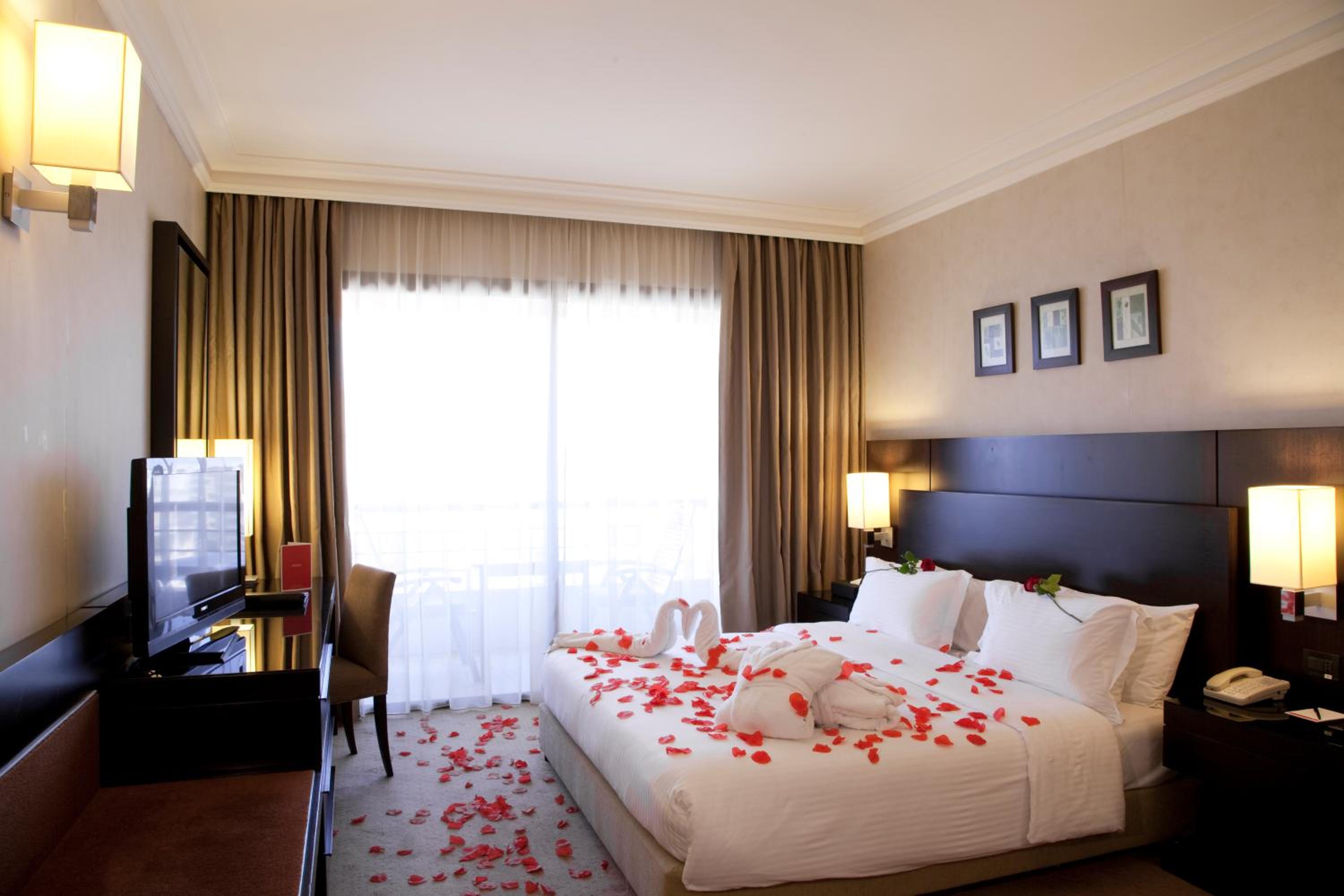 Premium King Room - Non-Smoking - Photo 2