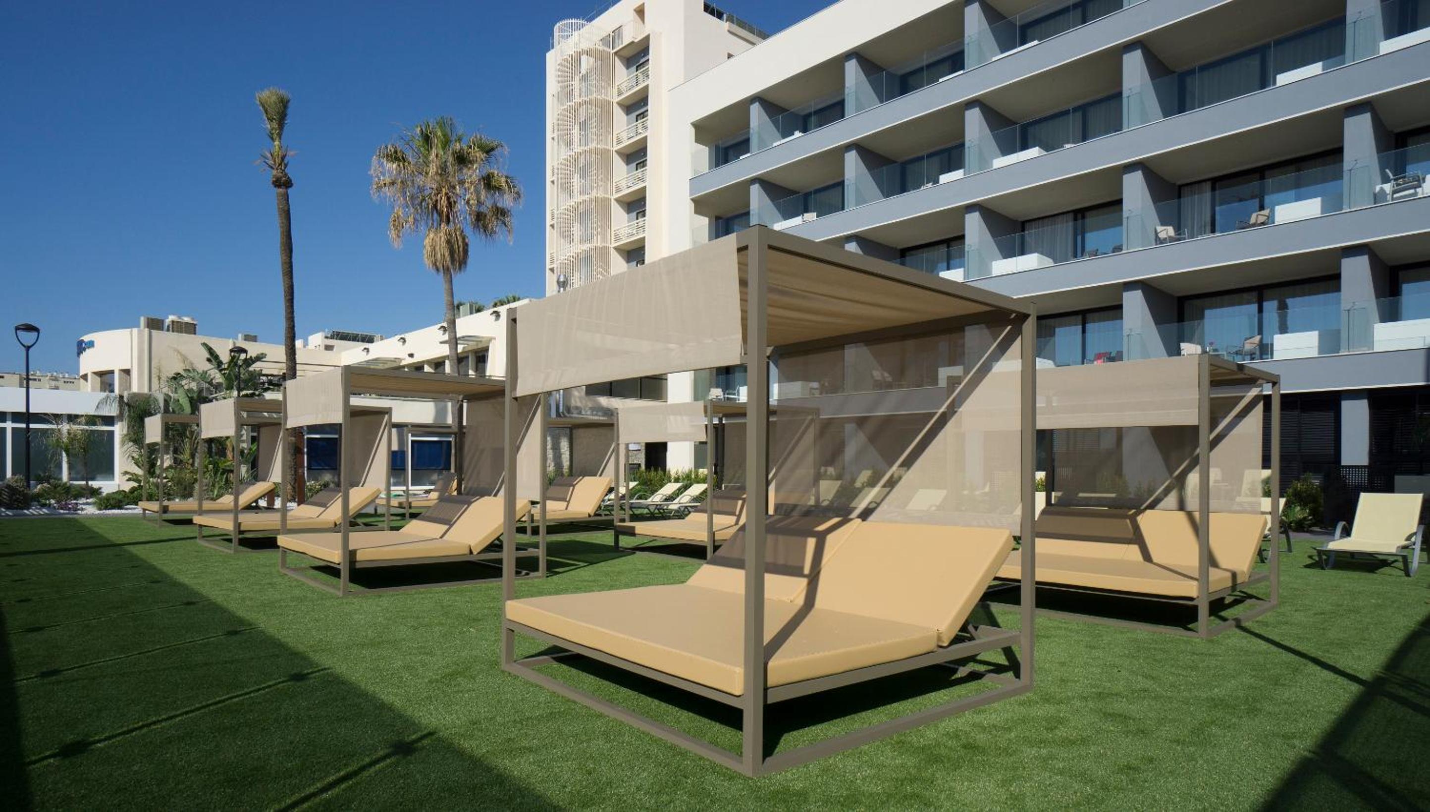 Junior Suite with Sea View (2 Adults + 2 Children) - Photo 6