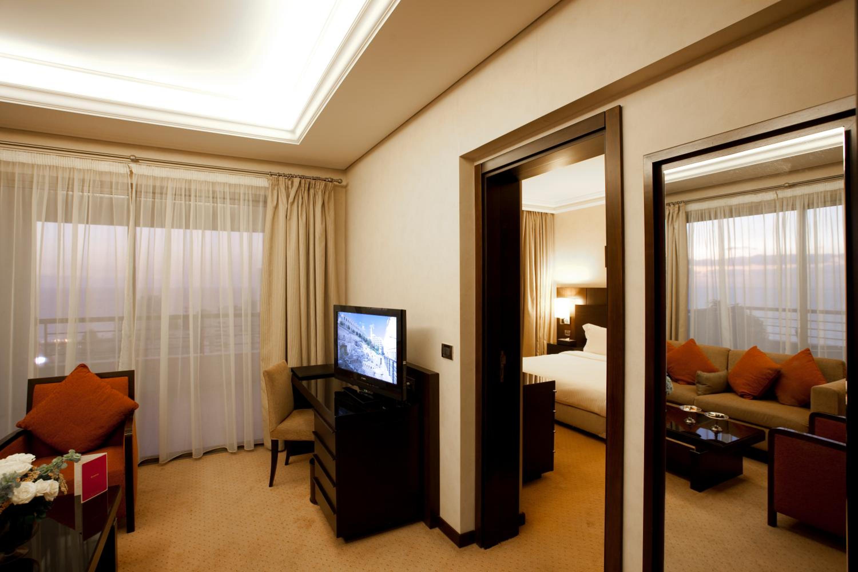 Panoramic King Suite - Non-Smoking - Photo 5