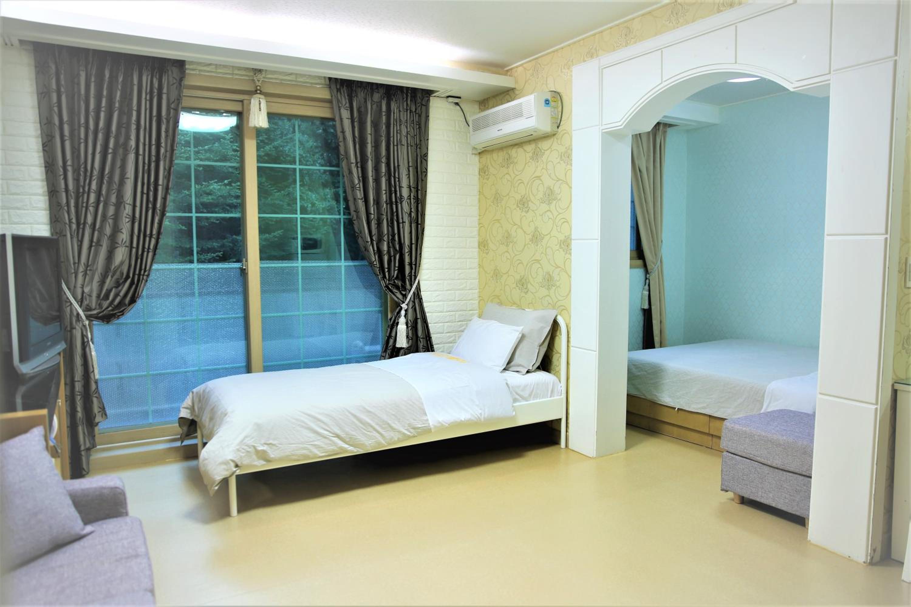 Studio (4 Adults)