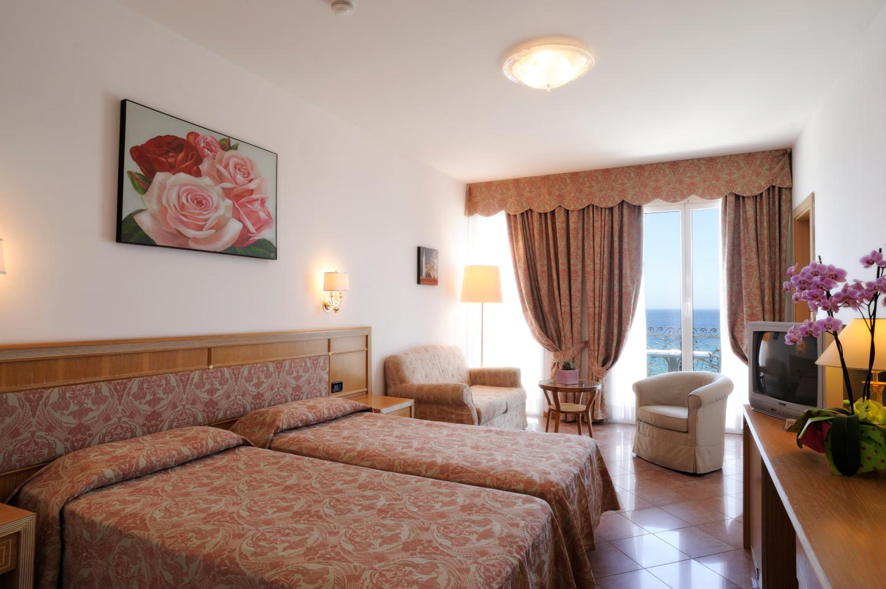 Junior Suite with Balcony - Photo 19