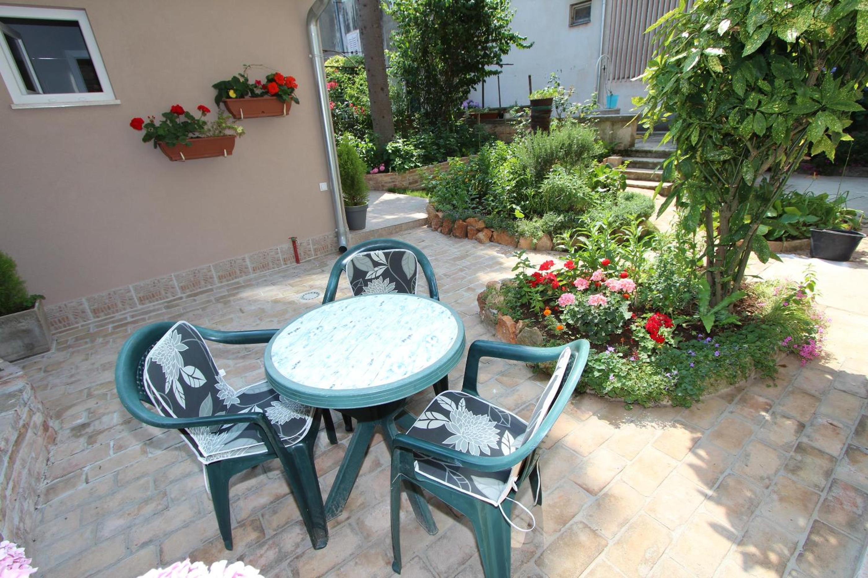 One-Bedroom Apartment with Terrace photo 2