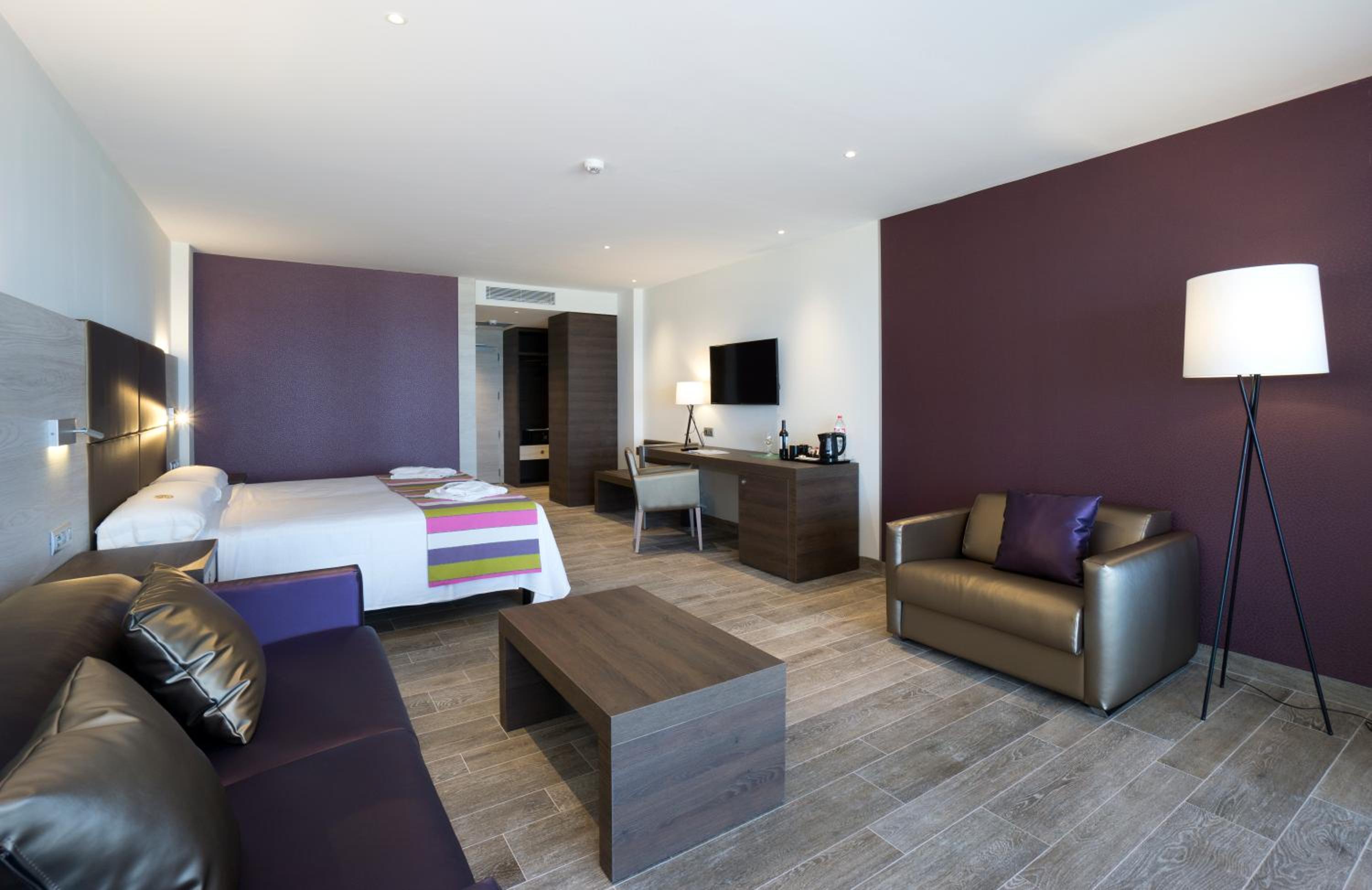 Junior Suite with Sea View (2 Adults + 2 Children) - Photo 2
