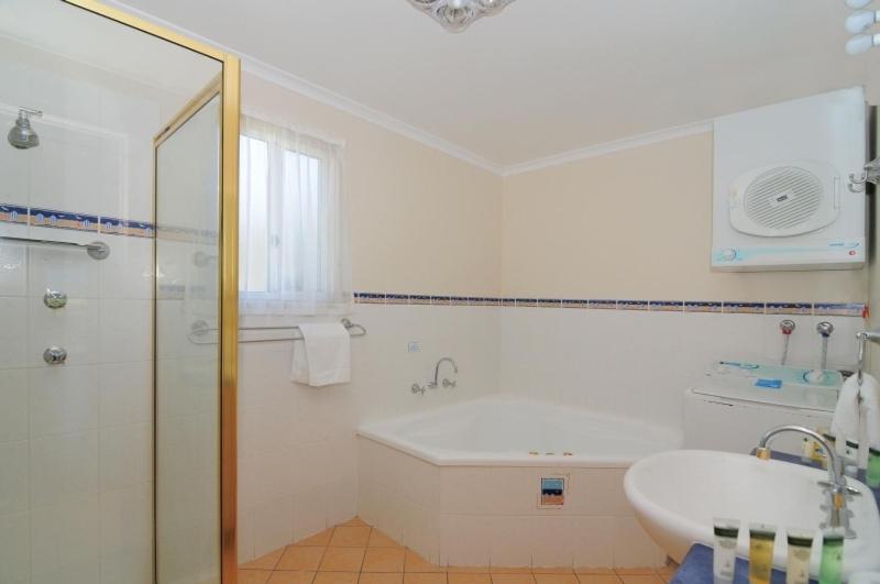 Two-Bedroom Cottage with Garden View - Spa Bath photo 3
