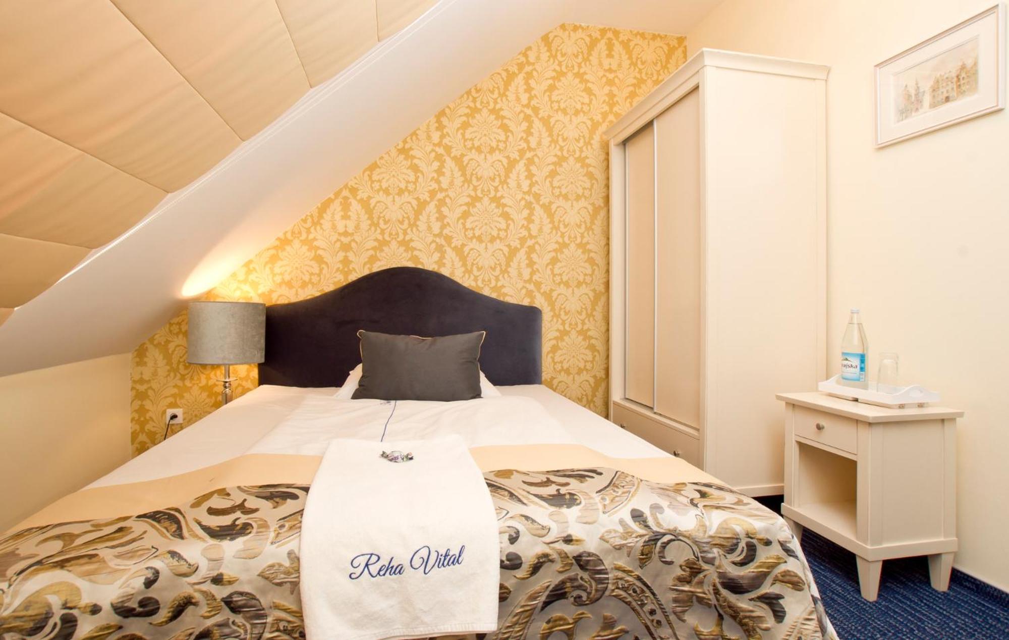 Classic Double Room with Shower - Photo 4