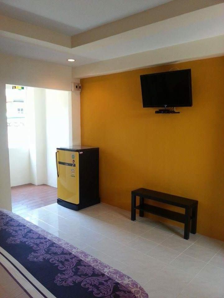 Standard King Room - Room Only - Photo 37
