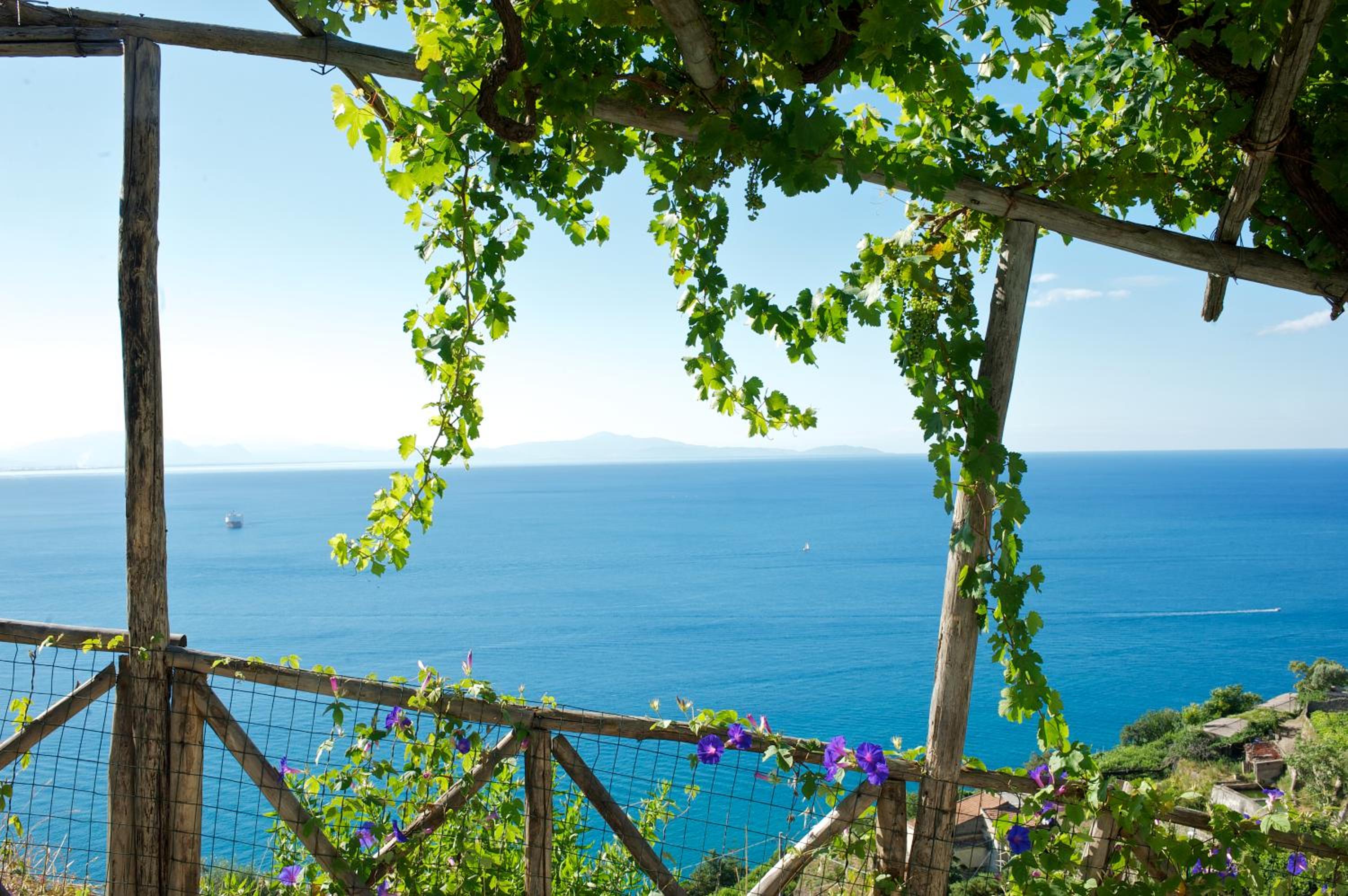 Deluxe Double Room with Balcony and Sea View - Photo 12