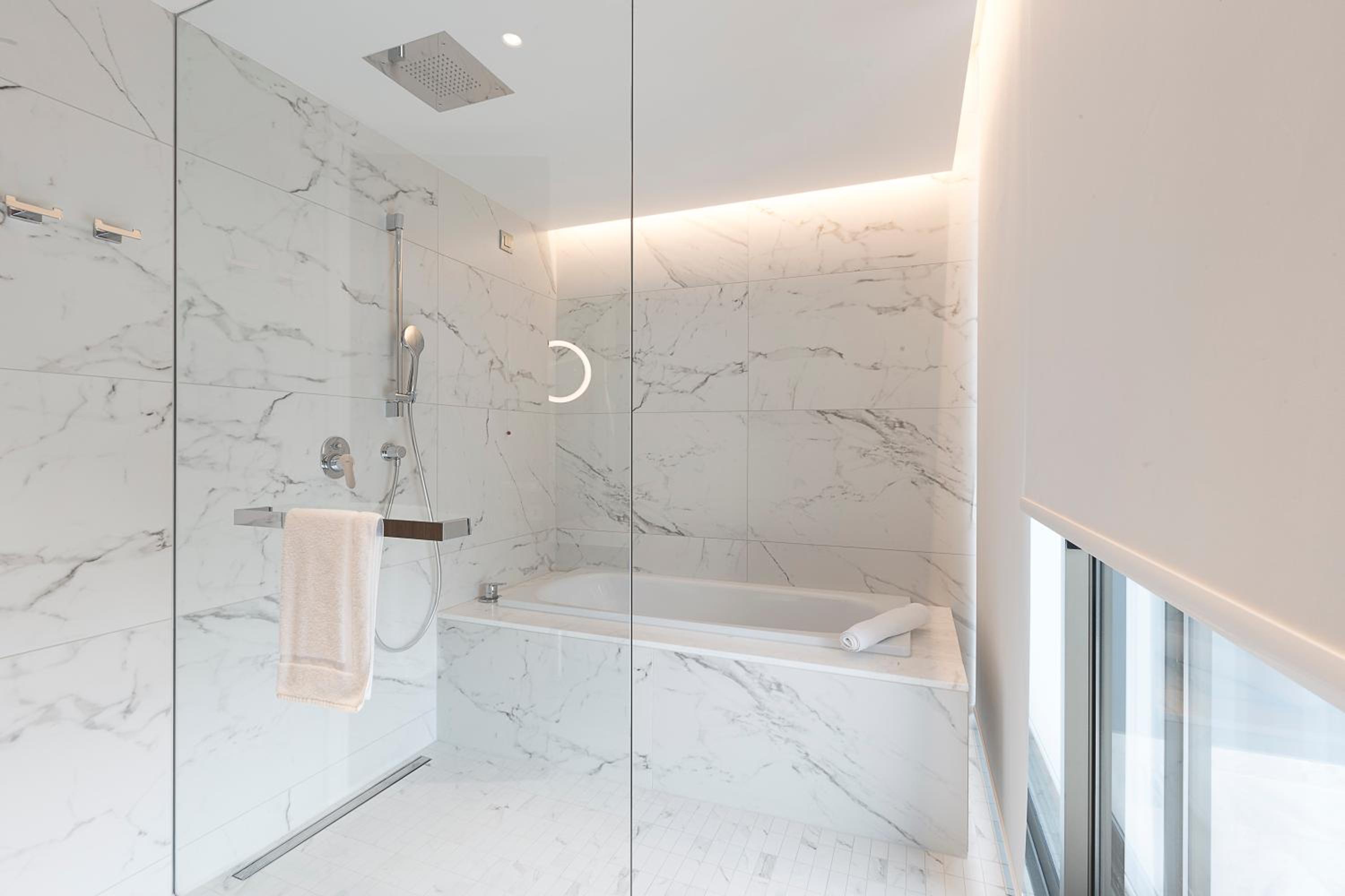 Junior Suite with City View - Photo 10