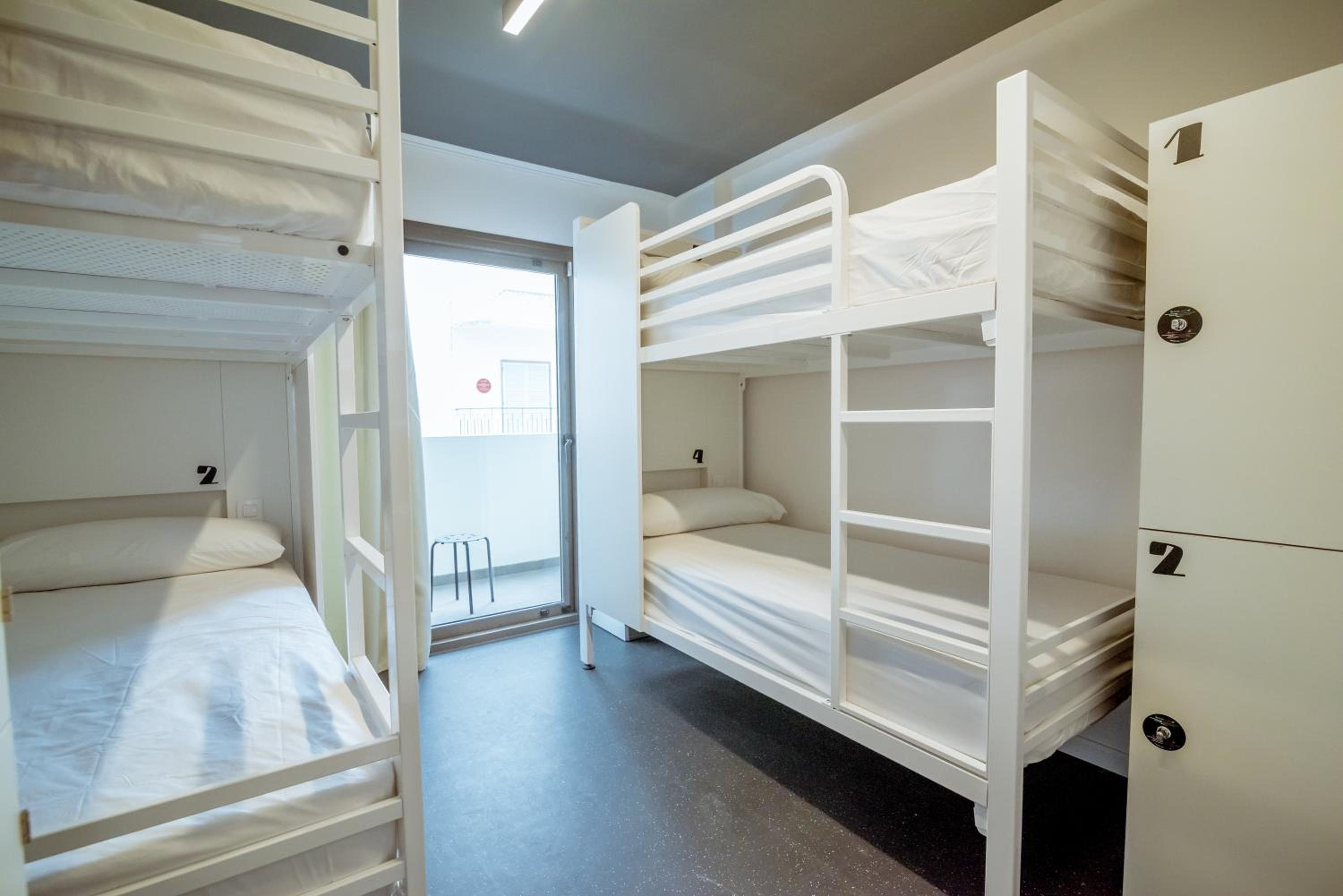 Cama en dormitorio compartido mixto de 8 - Baño compartido