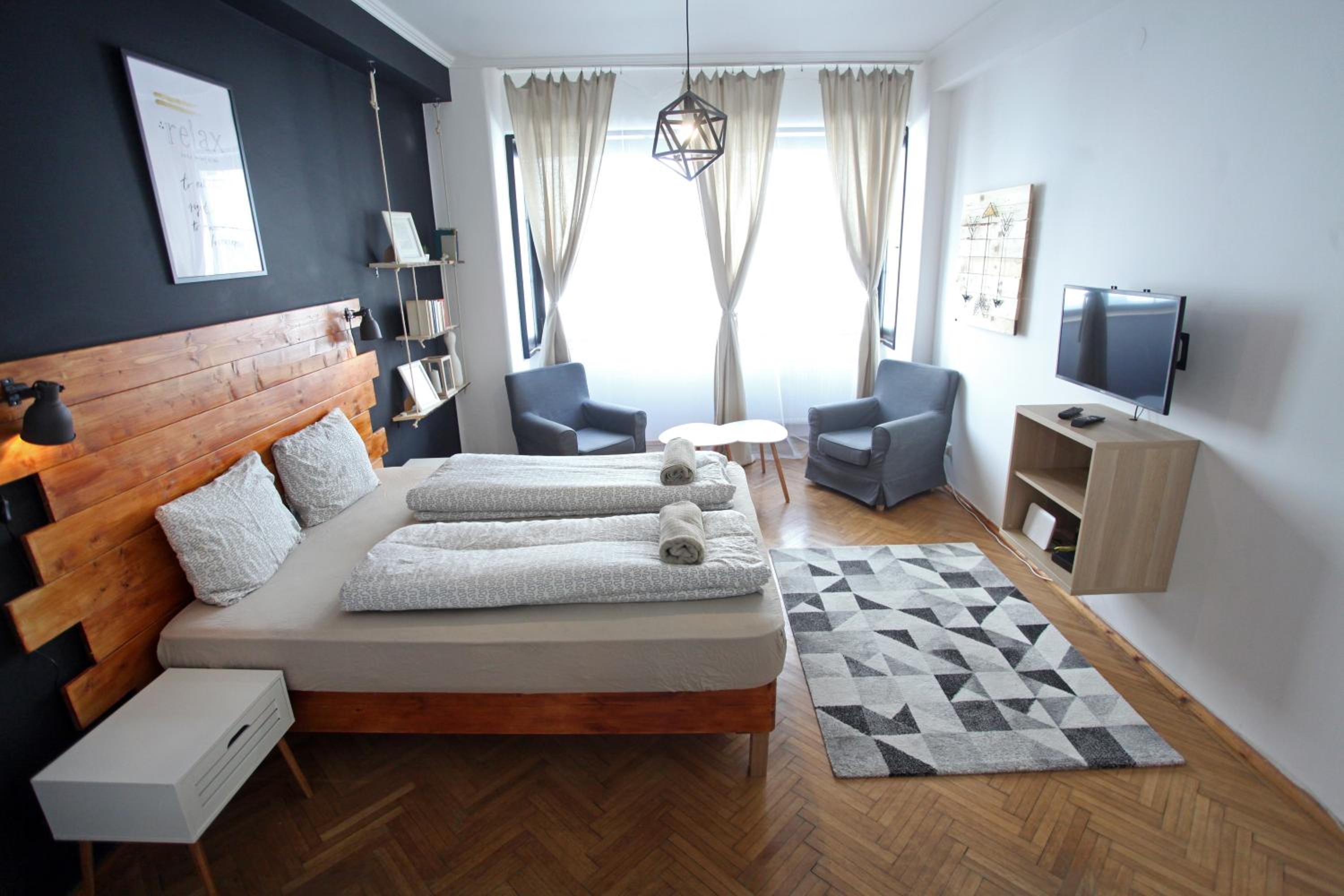 Studio Apartment - Photo 1