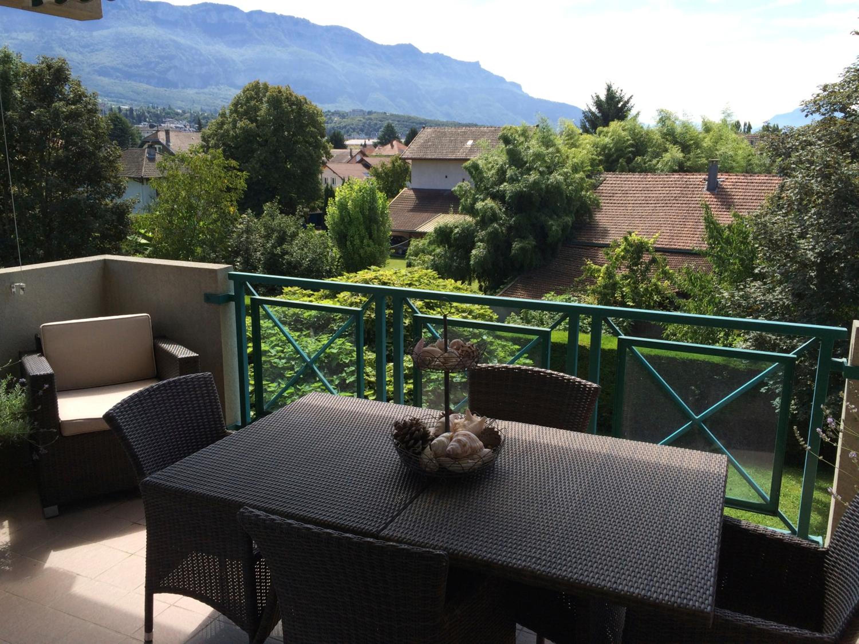 Apartment with Mountain View photo 2
